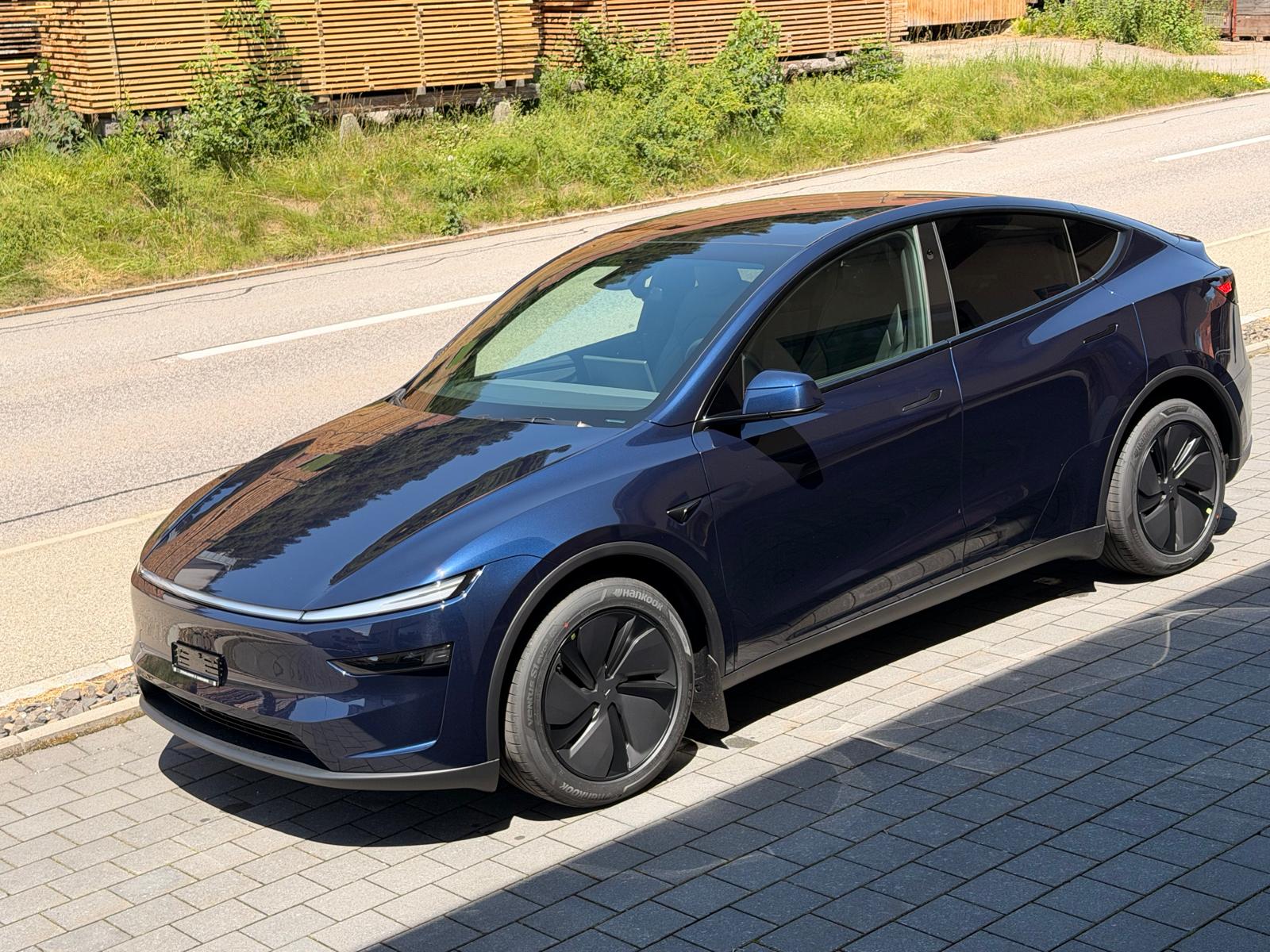 TESLA Model Y Long Range AWD-image-21