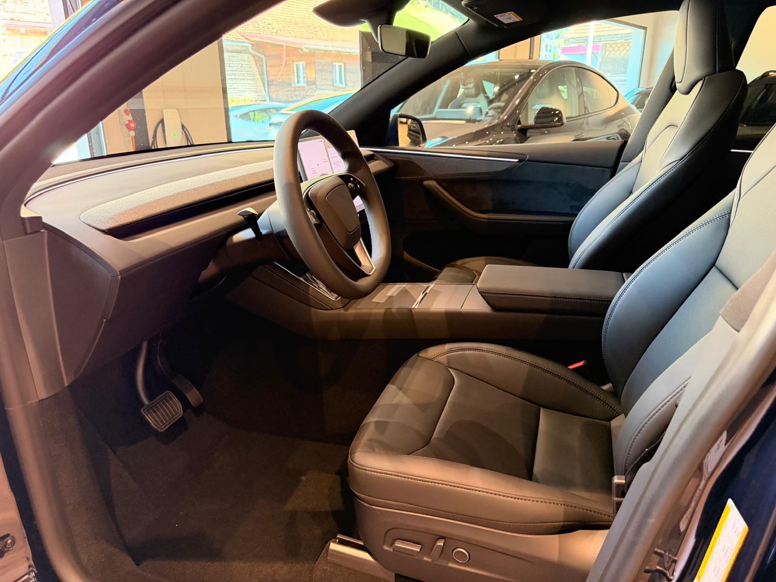 TESLA Model Y Long Range AWD-image-10