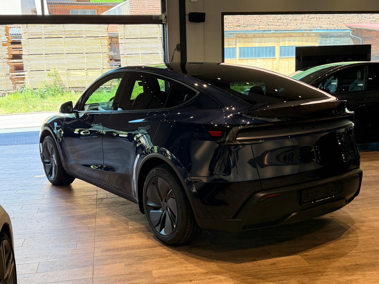 TESLA Model Y Long Range AWD-image-1