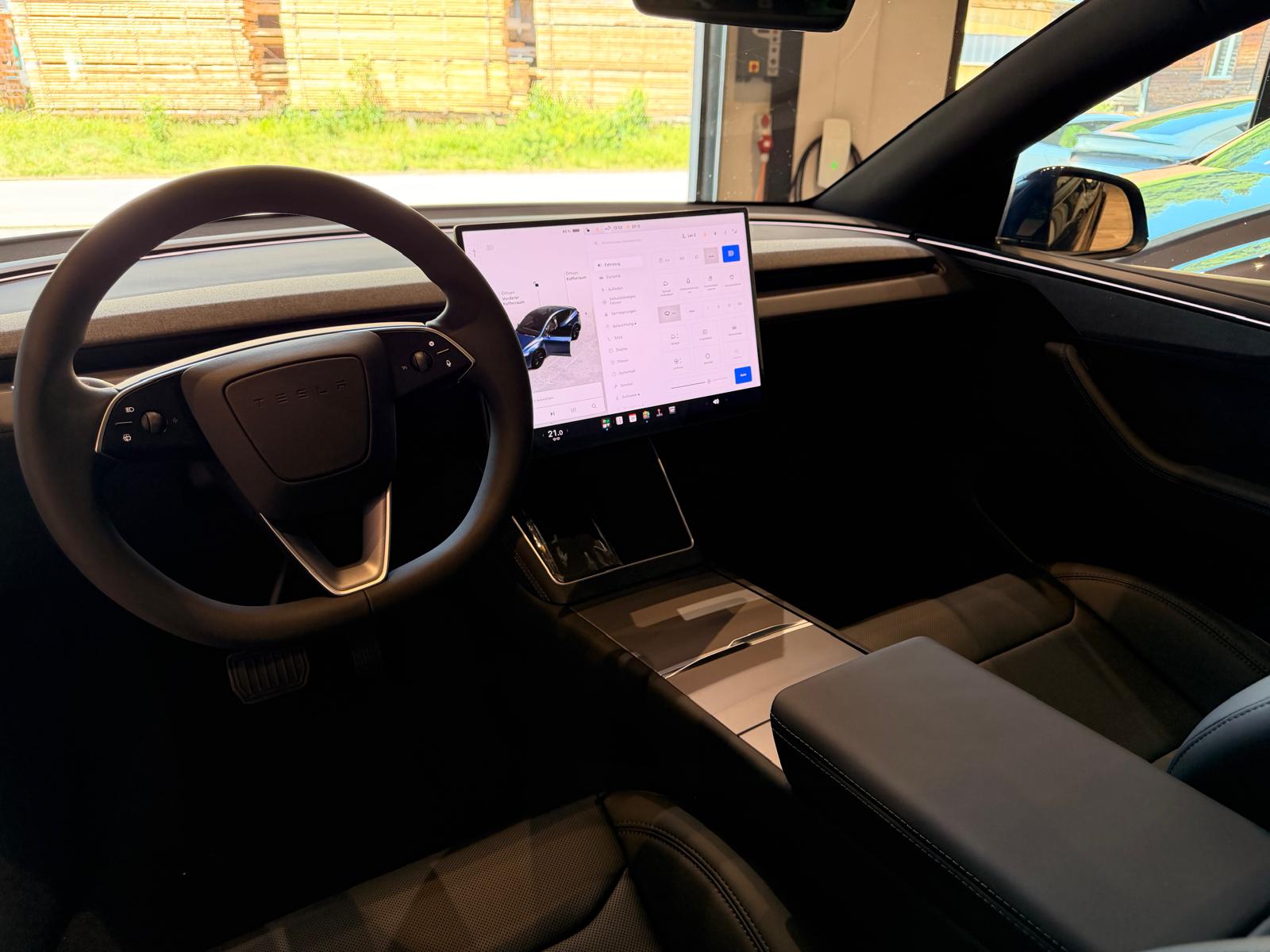 TESLA Model Y Long Range AWD-image-12