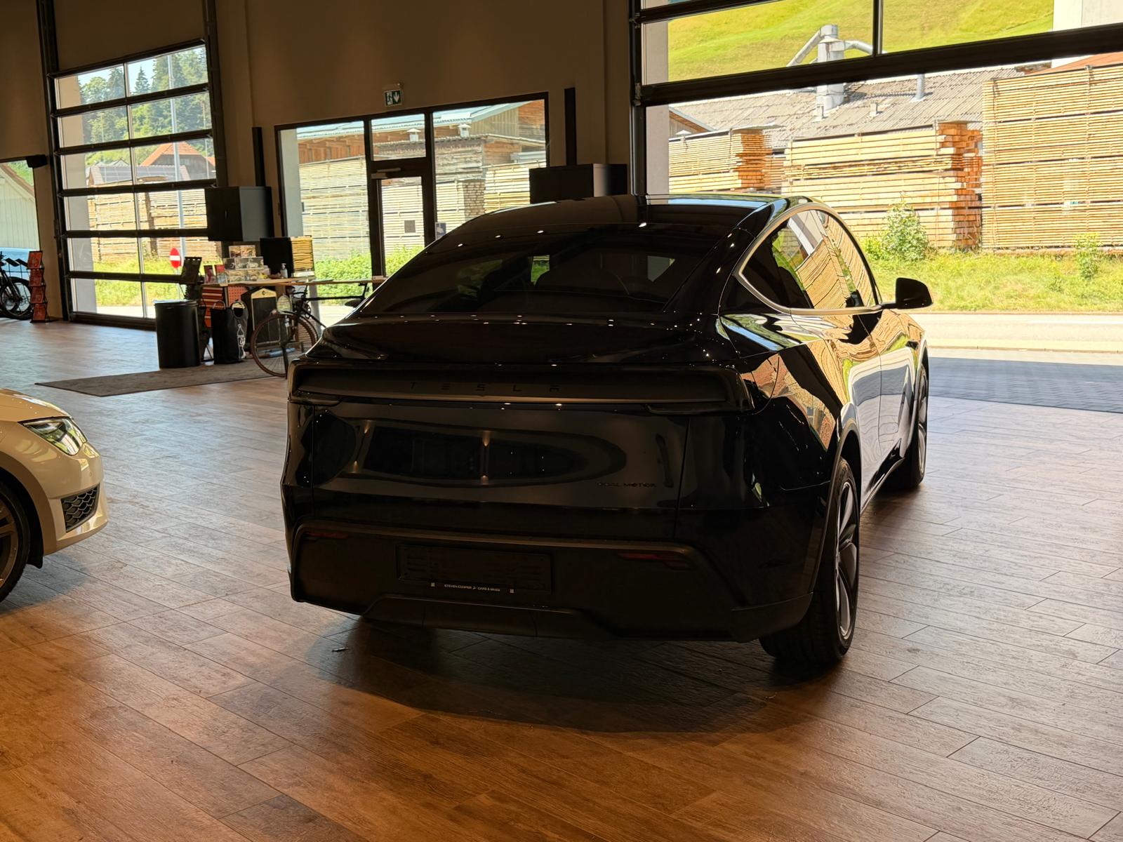 TESLA Model Y Long Range AWD-image-5