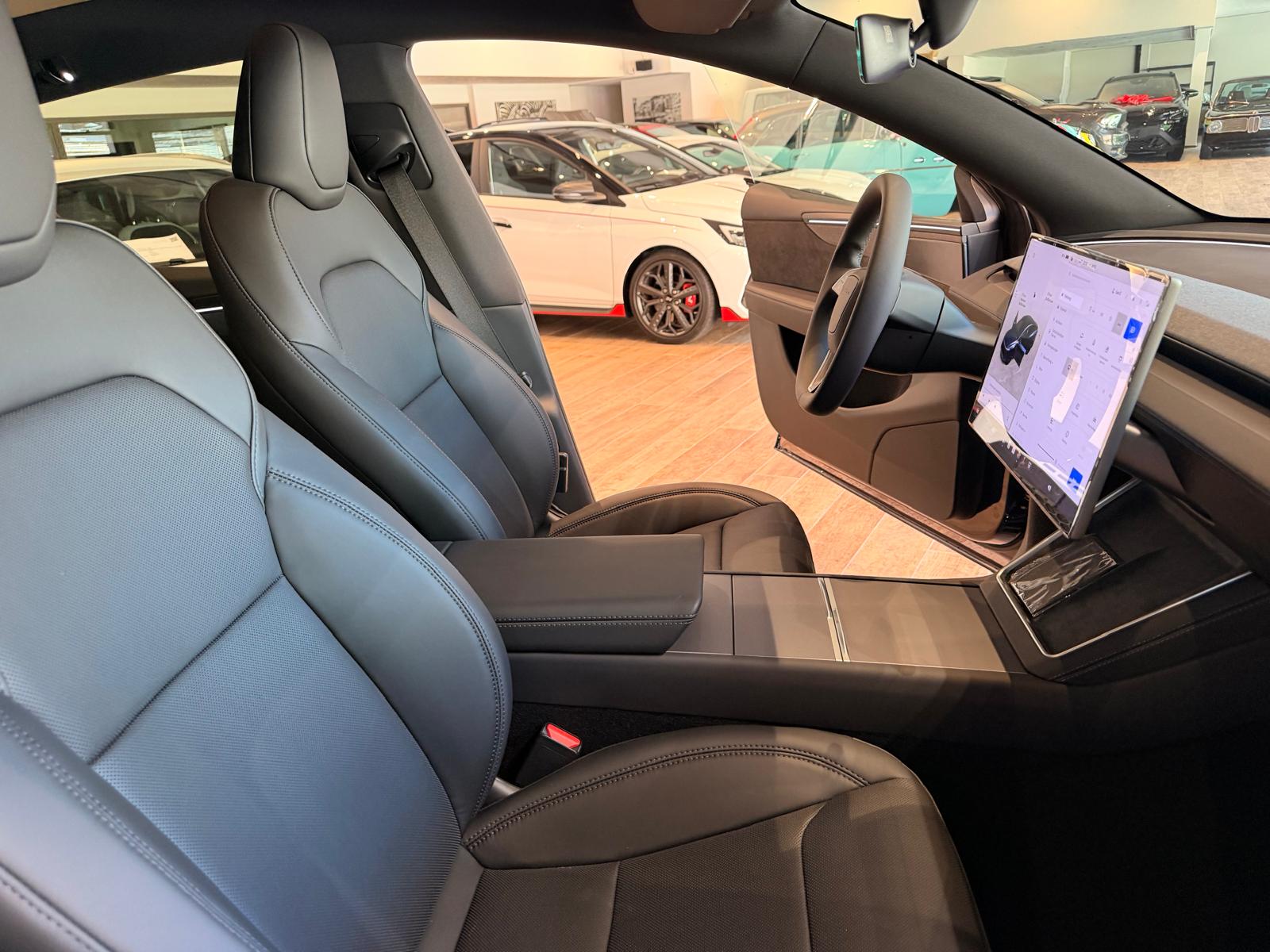 TESLA Model Y Long Range AWD-image-24