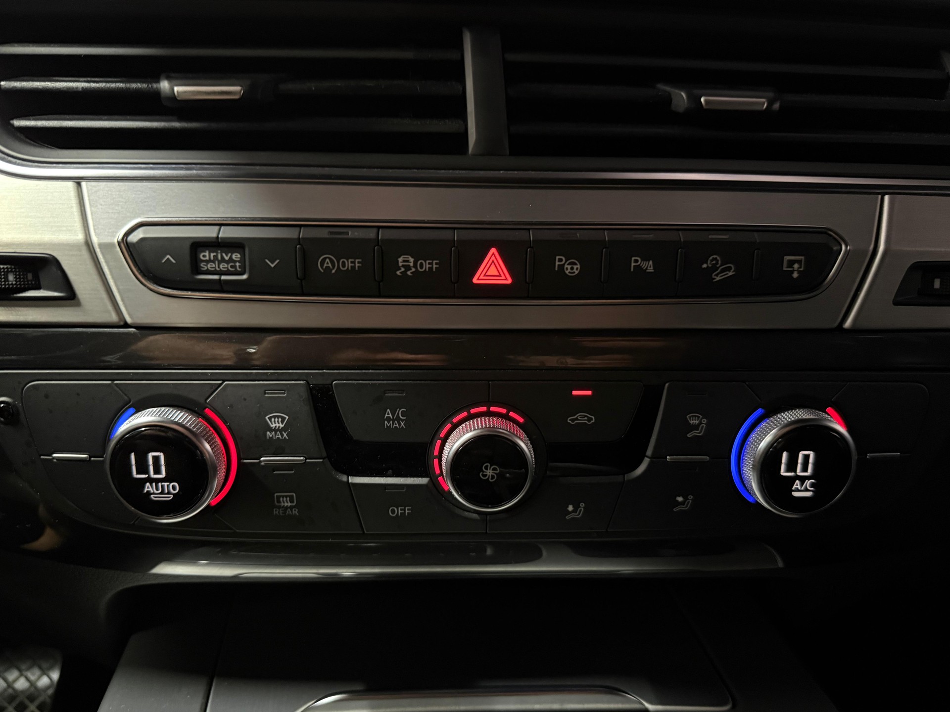 AUDI Q7 3.0 TDI S-Line quattro tiptronic / 7 Plätze / Anhängerkupplung /-image-17