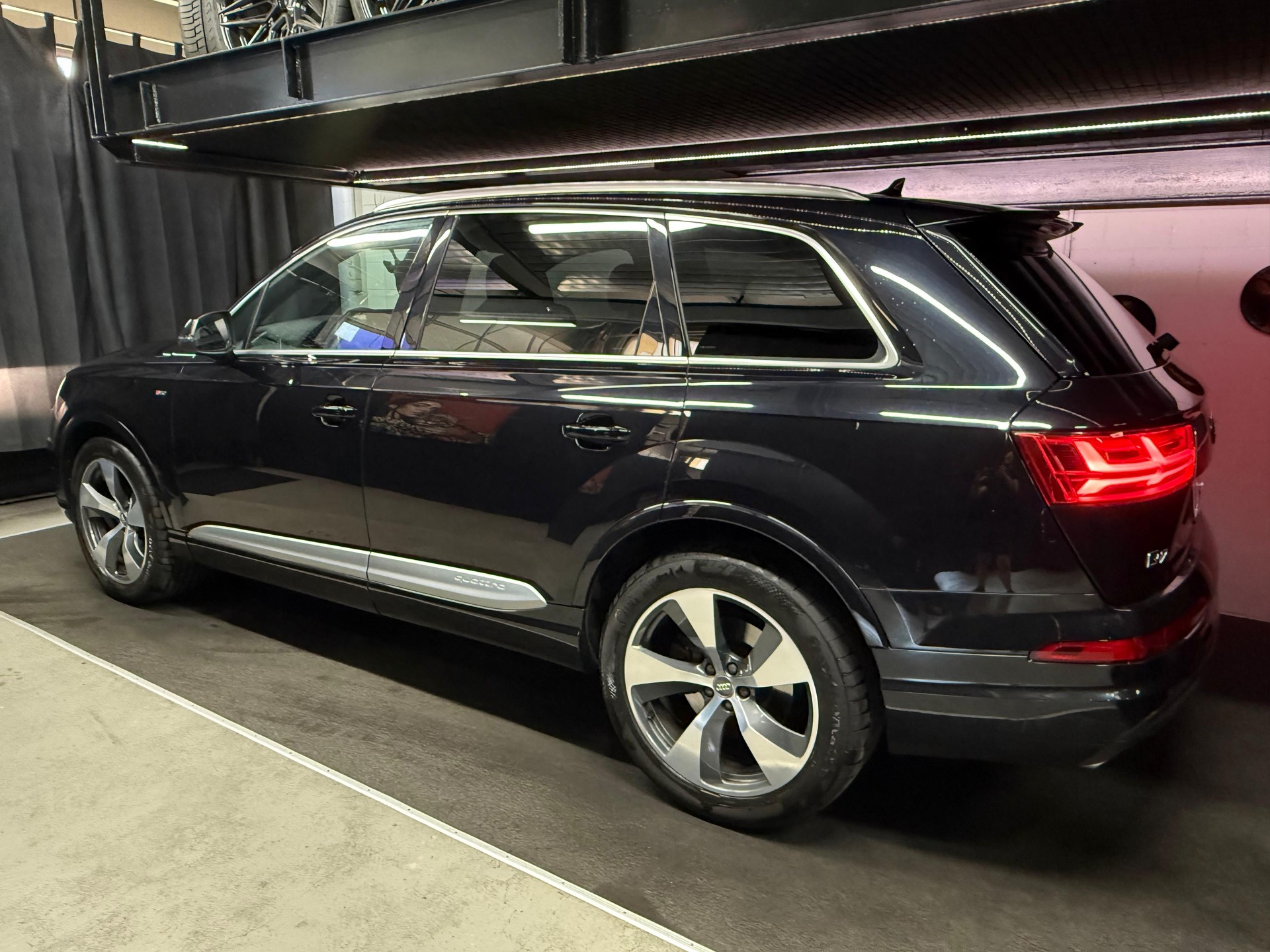 AUDI Q7 3.0 TDI S-Line quattro tiptronic / 7 Plätze / Anhängerkupplung /-image-3