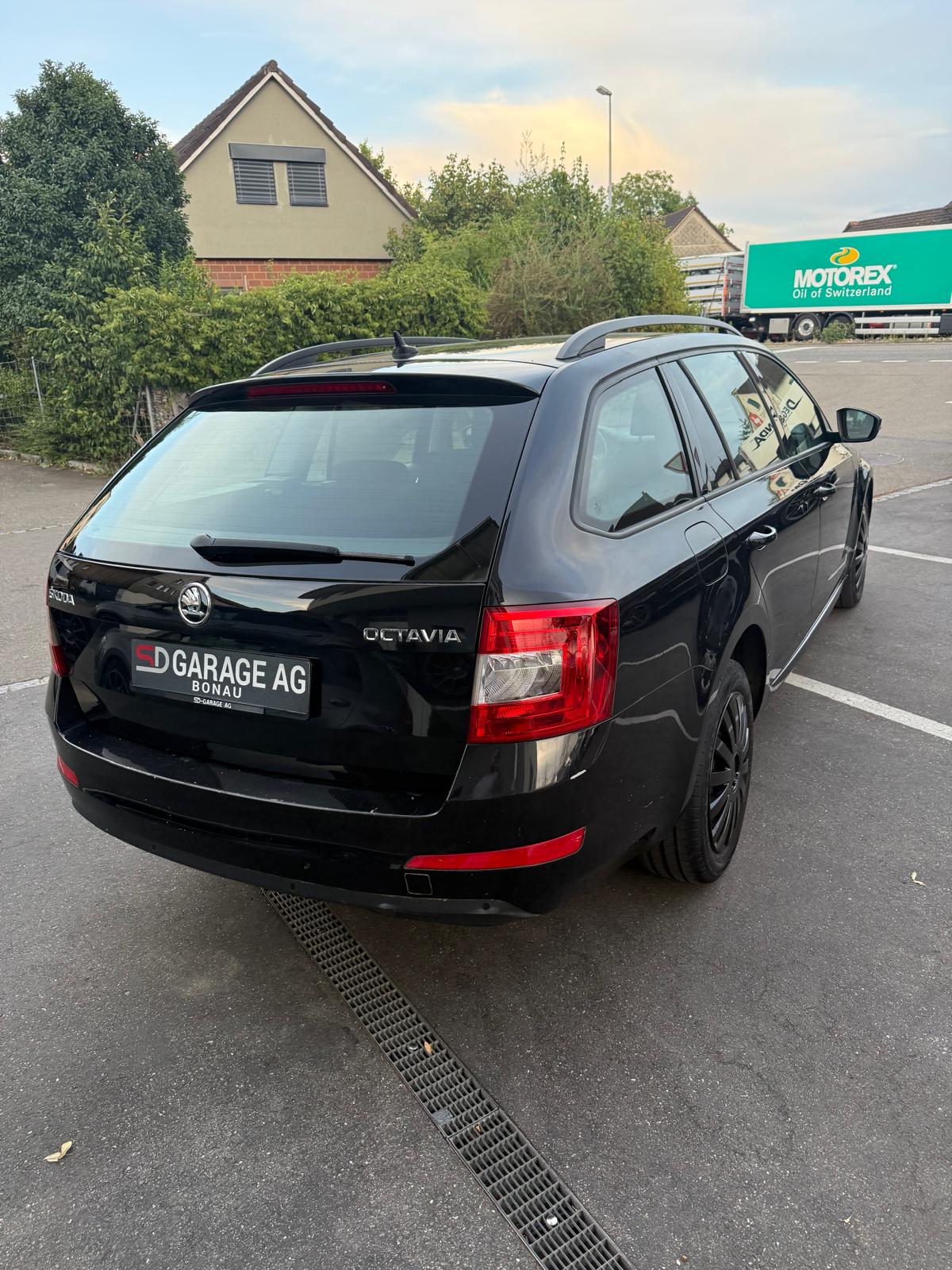 SKODA Octavia Combi 1.6 TDI Active DSG-image-4