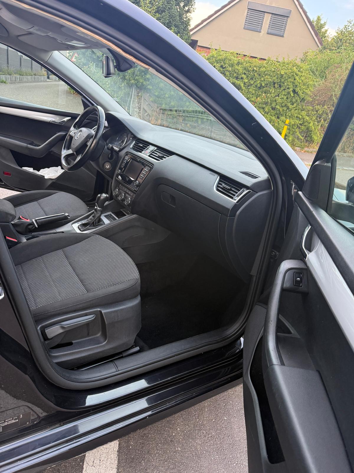 SKODA Octavia Combi 1.6 TDI Active DSG-image-9