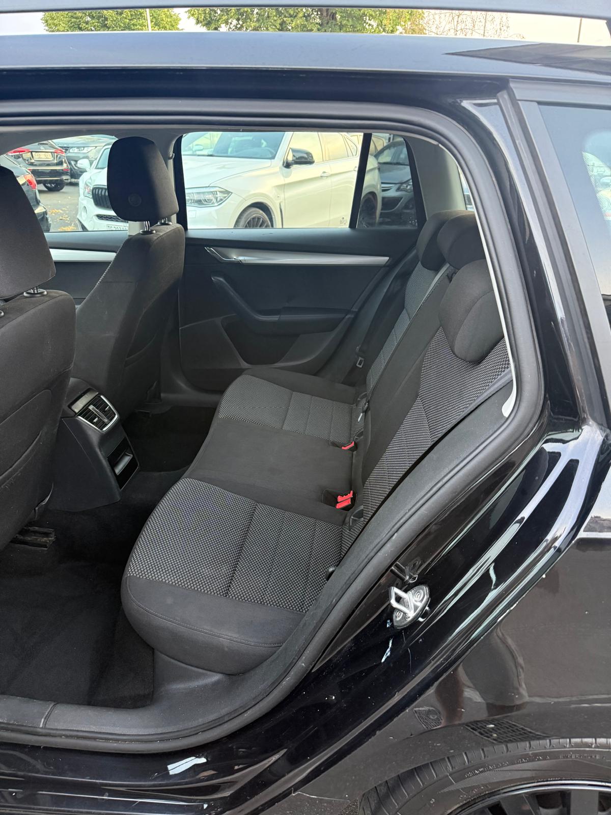 SKODA Octavia Combi 1.6 TDI Active DSG-image-8