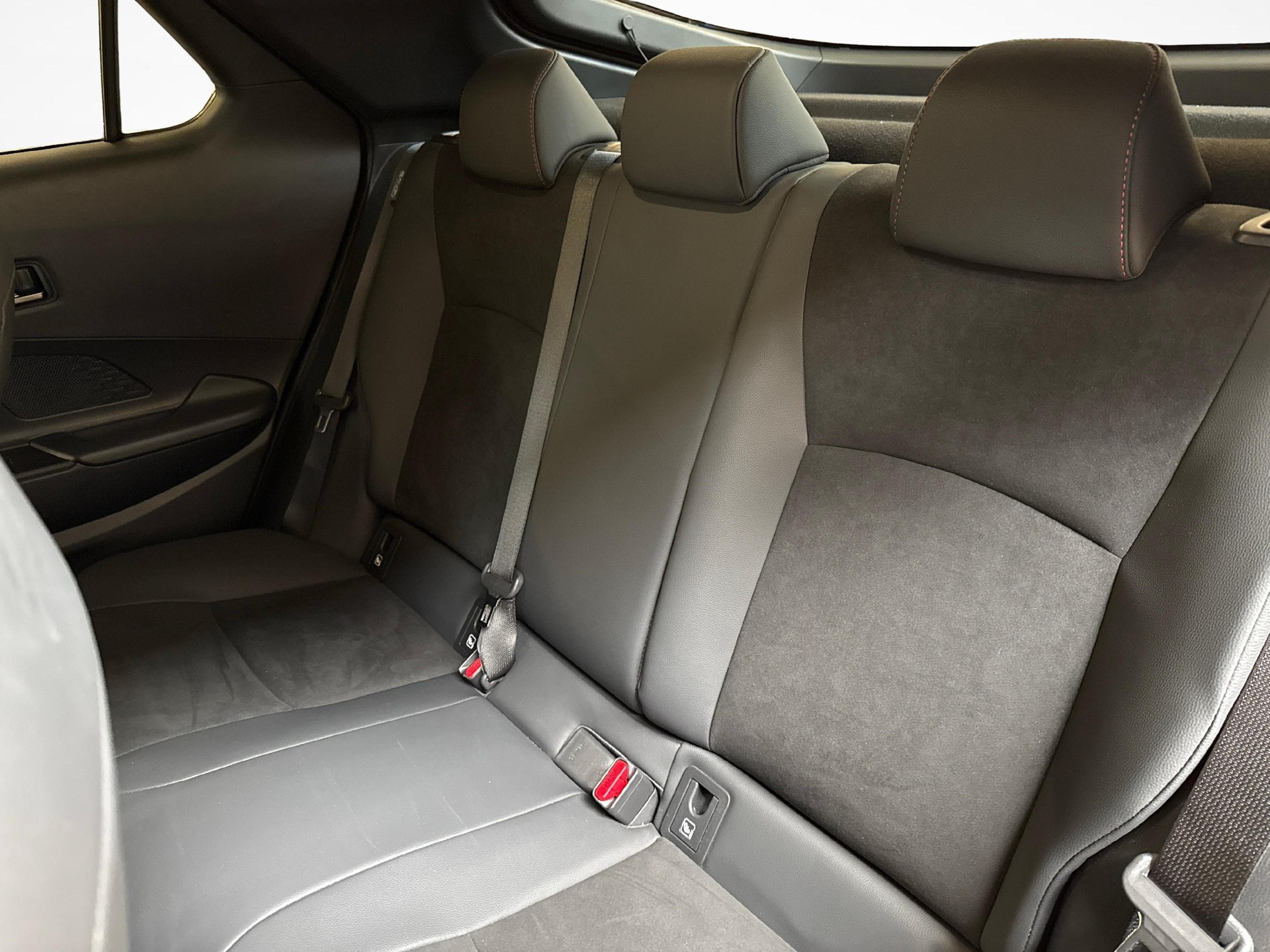 TOYOTA C-HR 2.0 PHEV GR Sport Premiere-image-10