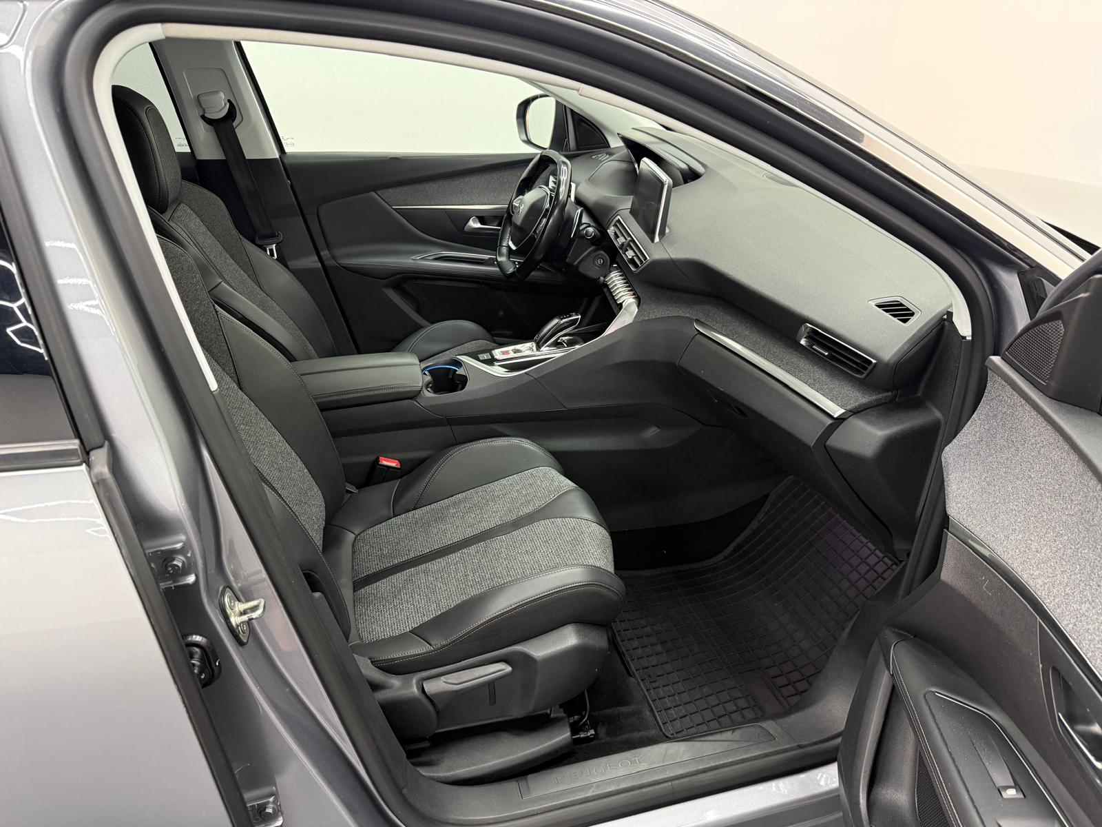 PEUGEOT 3008 1.2 PureTech Allure EAT-image-9