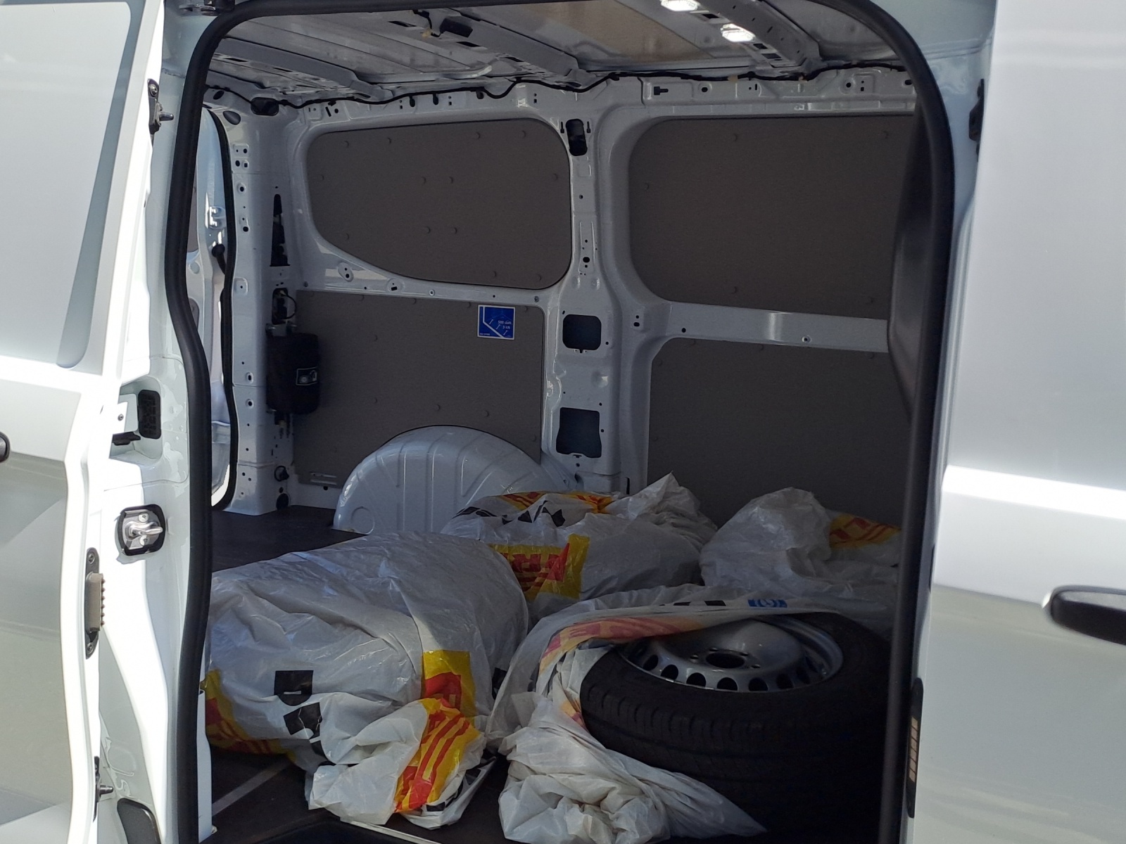 FORD Transit Custom Van 320 L1H1 Trend Automat 4x4-image-11
