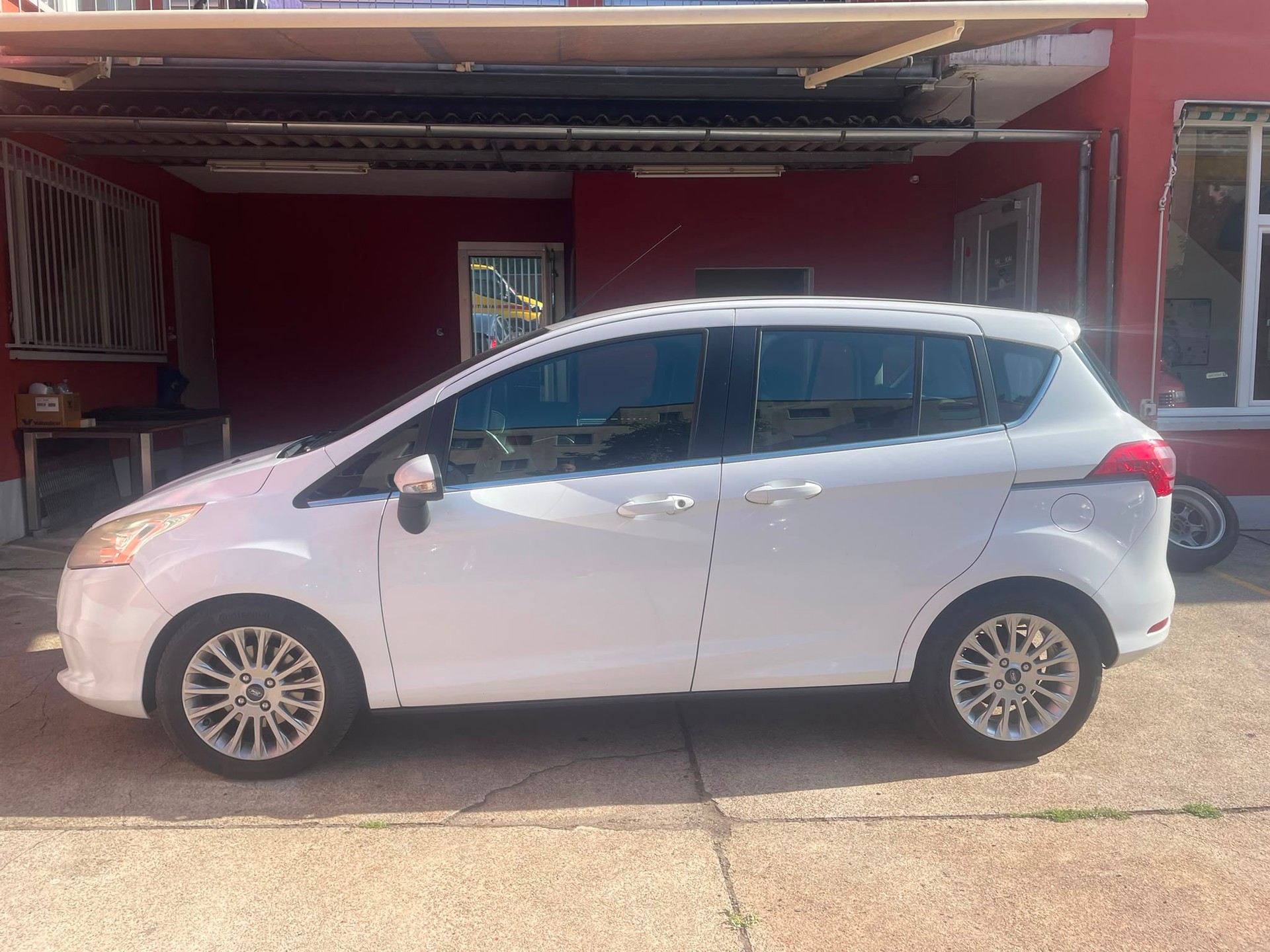 FORD B-Max 1.0 SCTi TitaniumX-image-1