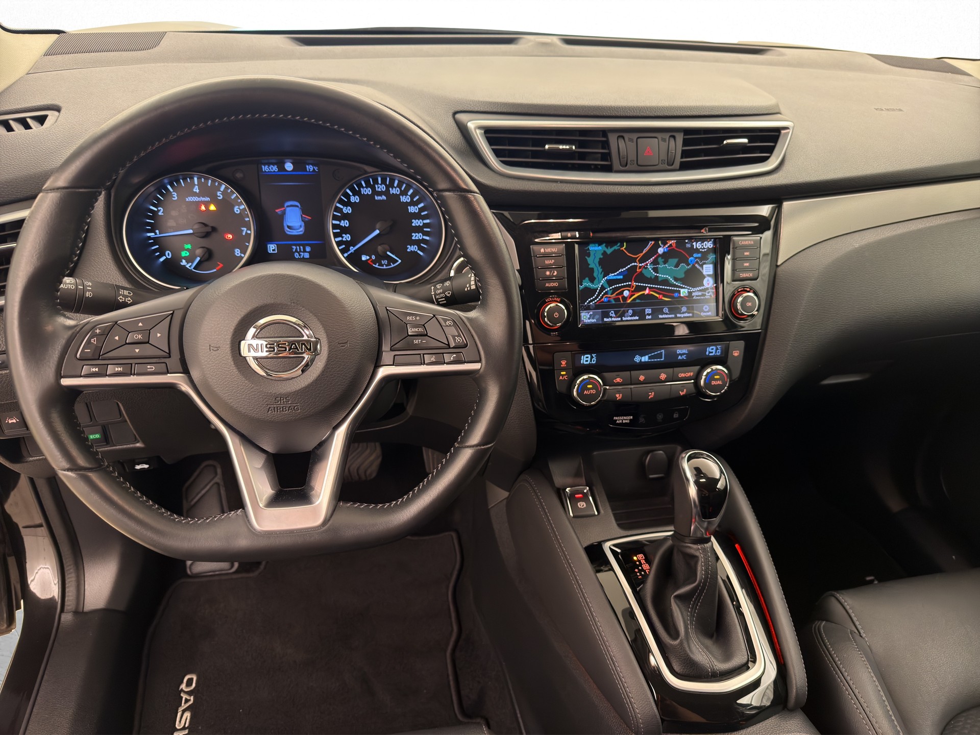 NISSAN Qashqai 1.3 DIG-T 160 Tekna-image-9