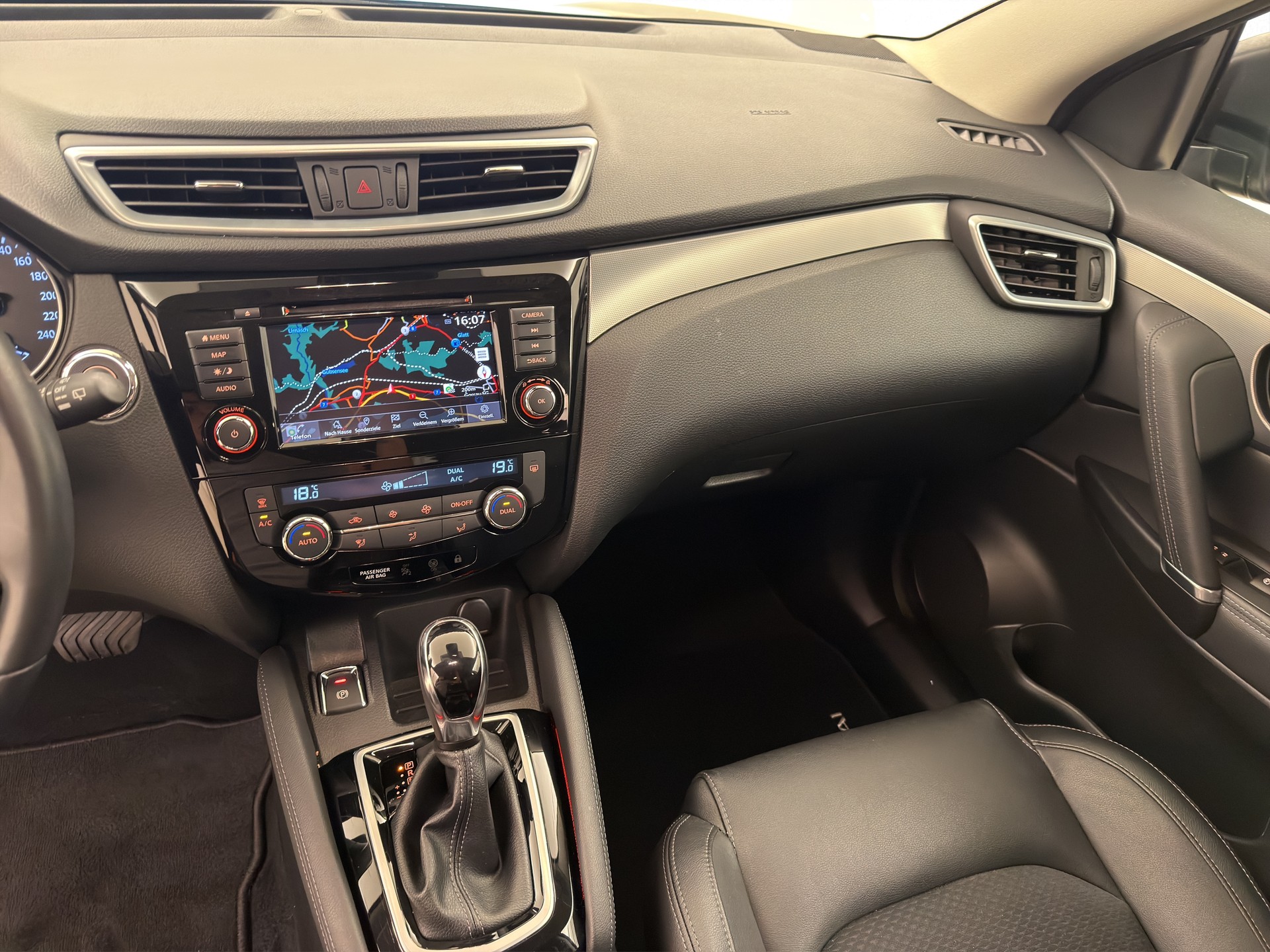 NISSAN Qashqai 1.3 DIG-T 160 Tekna-image-10