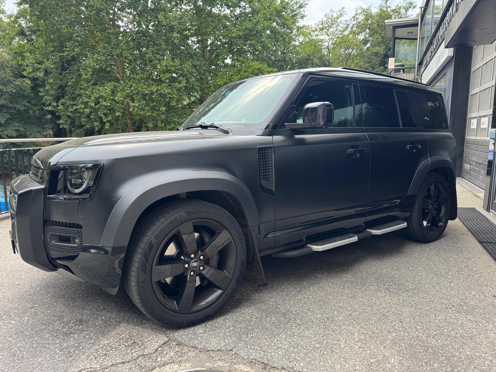 LAND ROVER Defender 110 3.0 D I6 300 X-Dynamic HSE AWD AT8-image-0