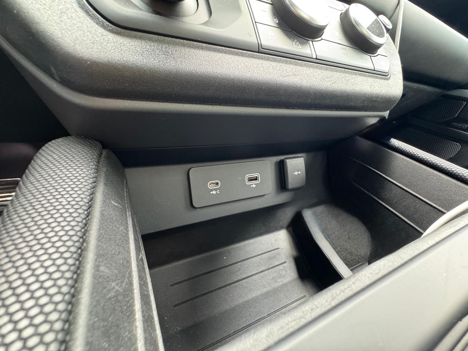 LAND ROVER Defender 110 3.0 D I6 300 X-Dynamic HSE AWD AT8-image-15
