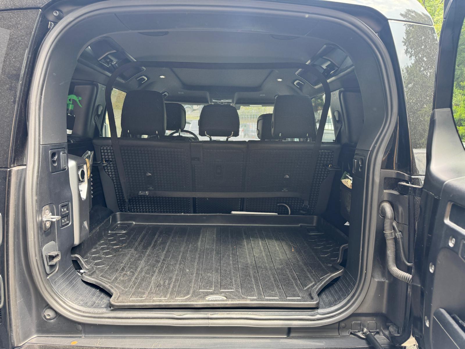 LAND ROVER Defender 110 3.0 D I6 300 X-Dynamic HSE AWD AT8-image-4