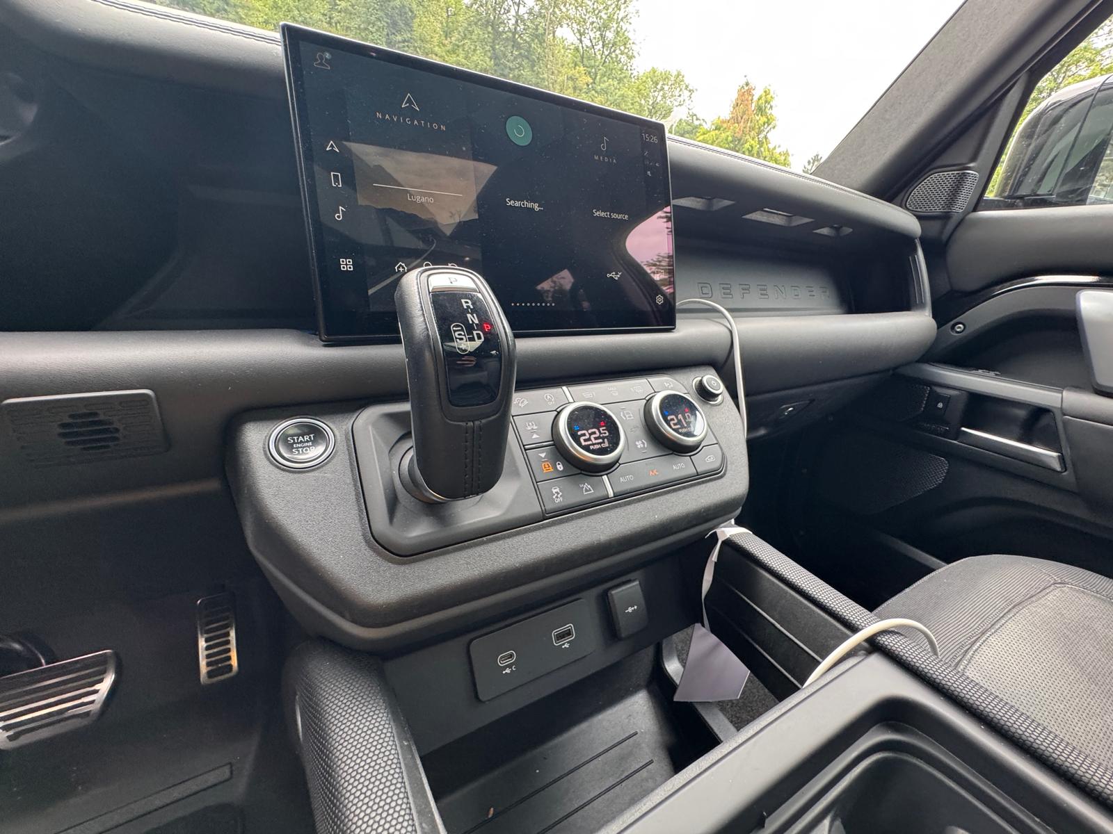 LAND ROVER Defender 110 3.0 D I6 300 X-Dynamic HSE AWD AT8-image-13