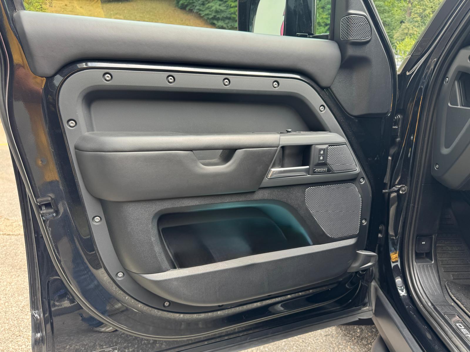 LAND ROVER Defender 110 3.0 D I6 300 X-Dynamic HSE AWD AT8-image-5