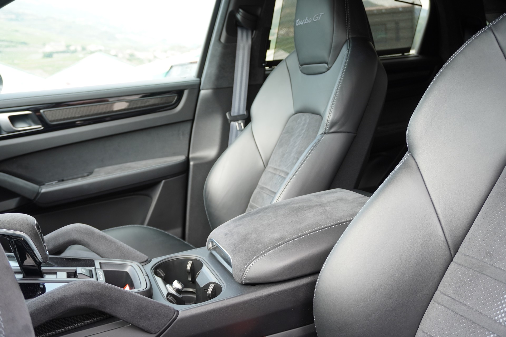 PORSCHE Cayenne Turbo GT-image-17