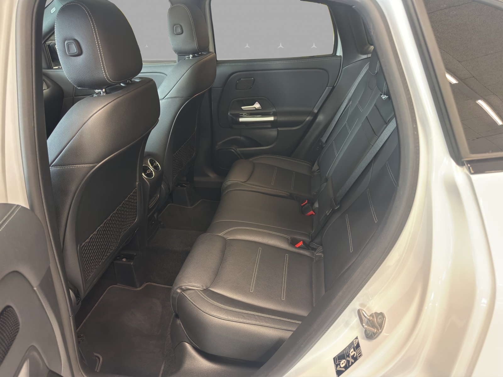 MERCEDES-BENZ GLA 250e AMG Line 8G-DCT-image-13