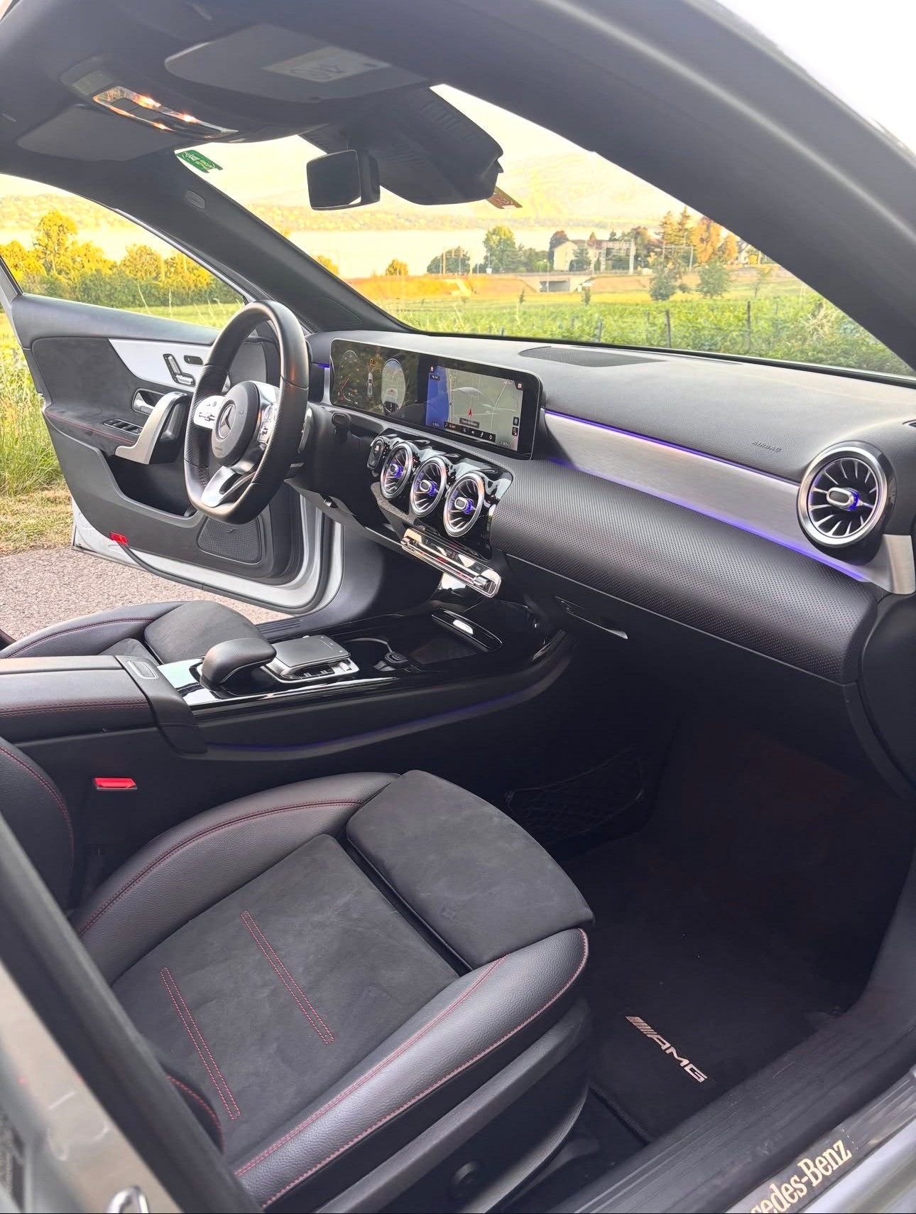 MERCEDES-BENZ A 250 AMG Line 7G-DCT-image-5