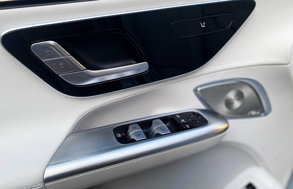 MERCEDES-BENZ EQE 350+ Electric Art Line-image-4