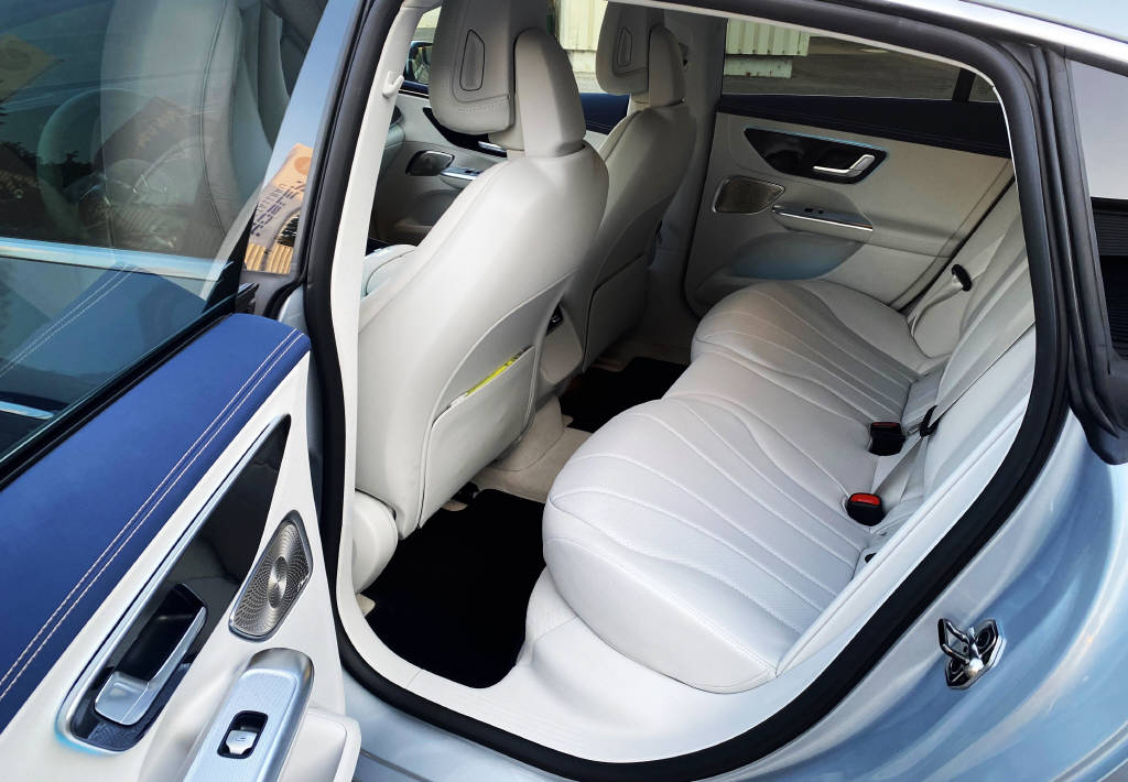 MERCEDES-BENZ EQE 350+ Electric Art Line-image-11