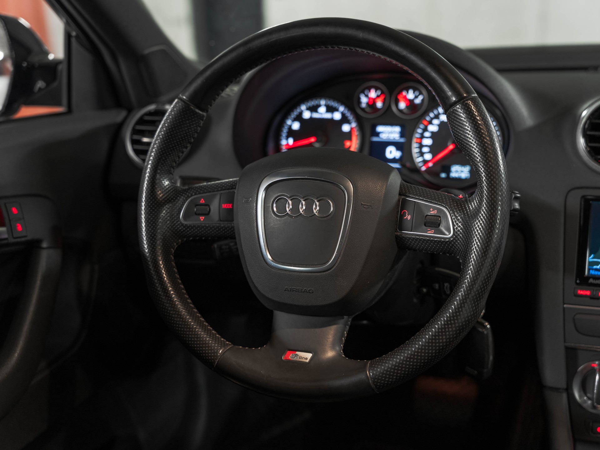 AUDI A3 Sportback 2.0 TFSI Ambition quattro S-tronic-image-17