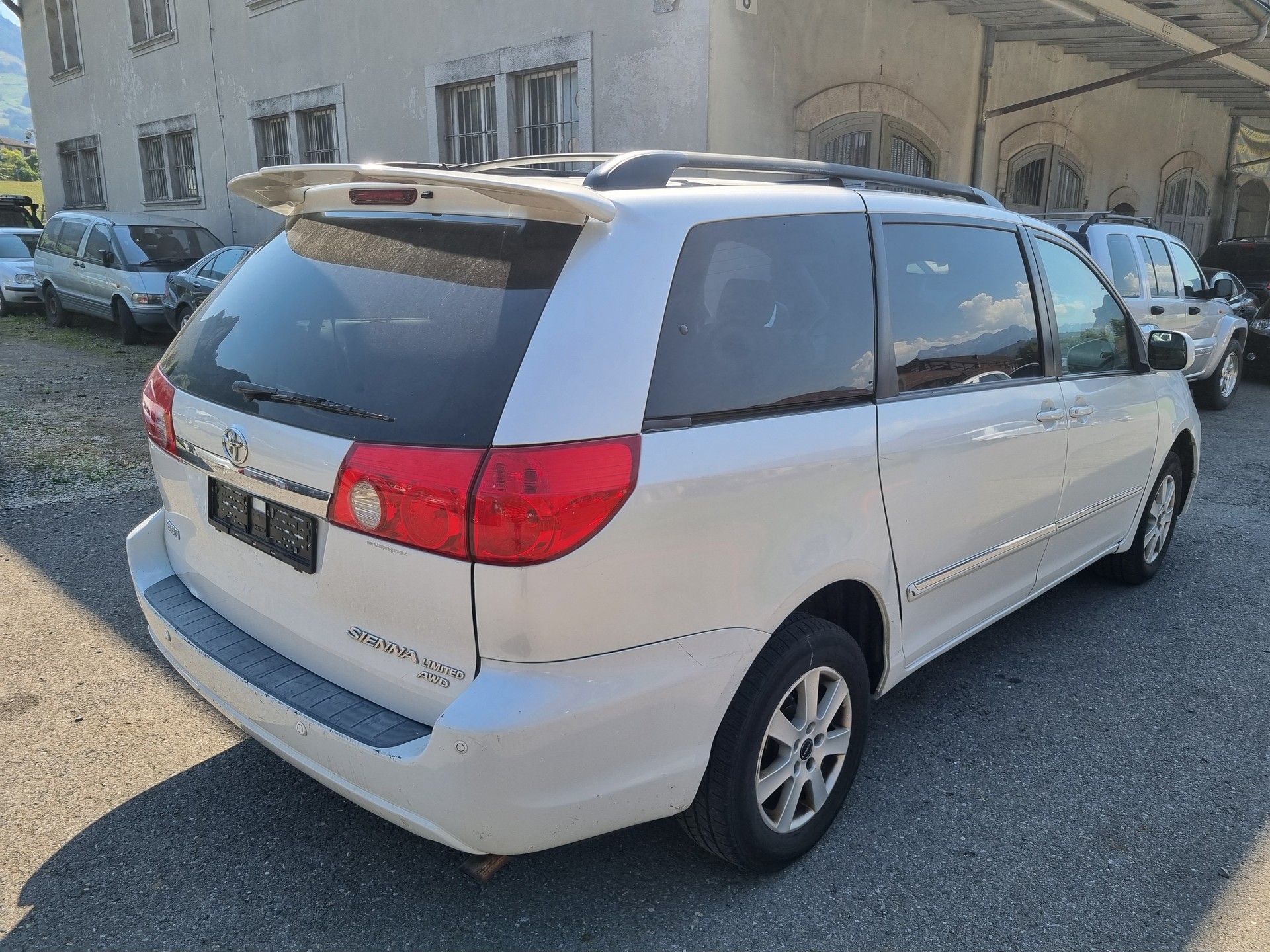 TOYOTA SIENNA AWD-image-2