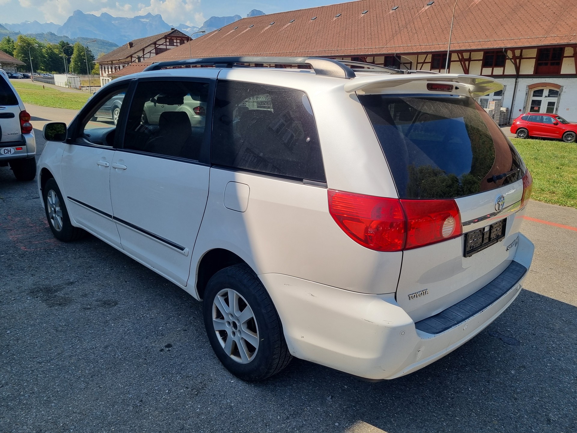 TOYOTA SIENNA AWD-image-1