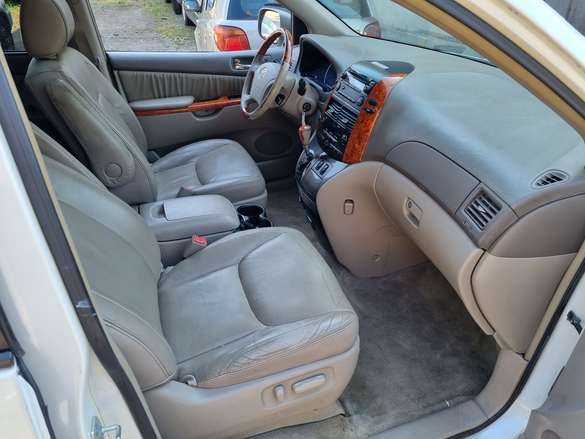 TOYOTA SIENNA AWD-image-4