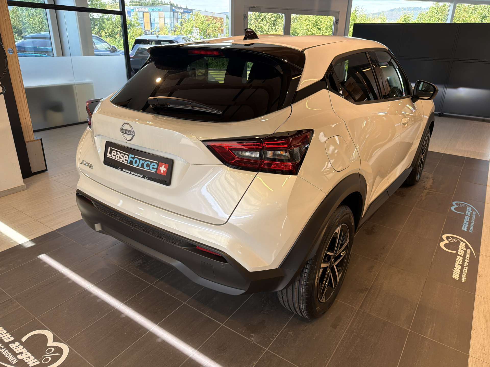 NISSAN Juke 1.0 DIG-T N-Connecta DCT-Automat-image-2