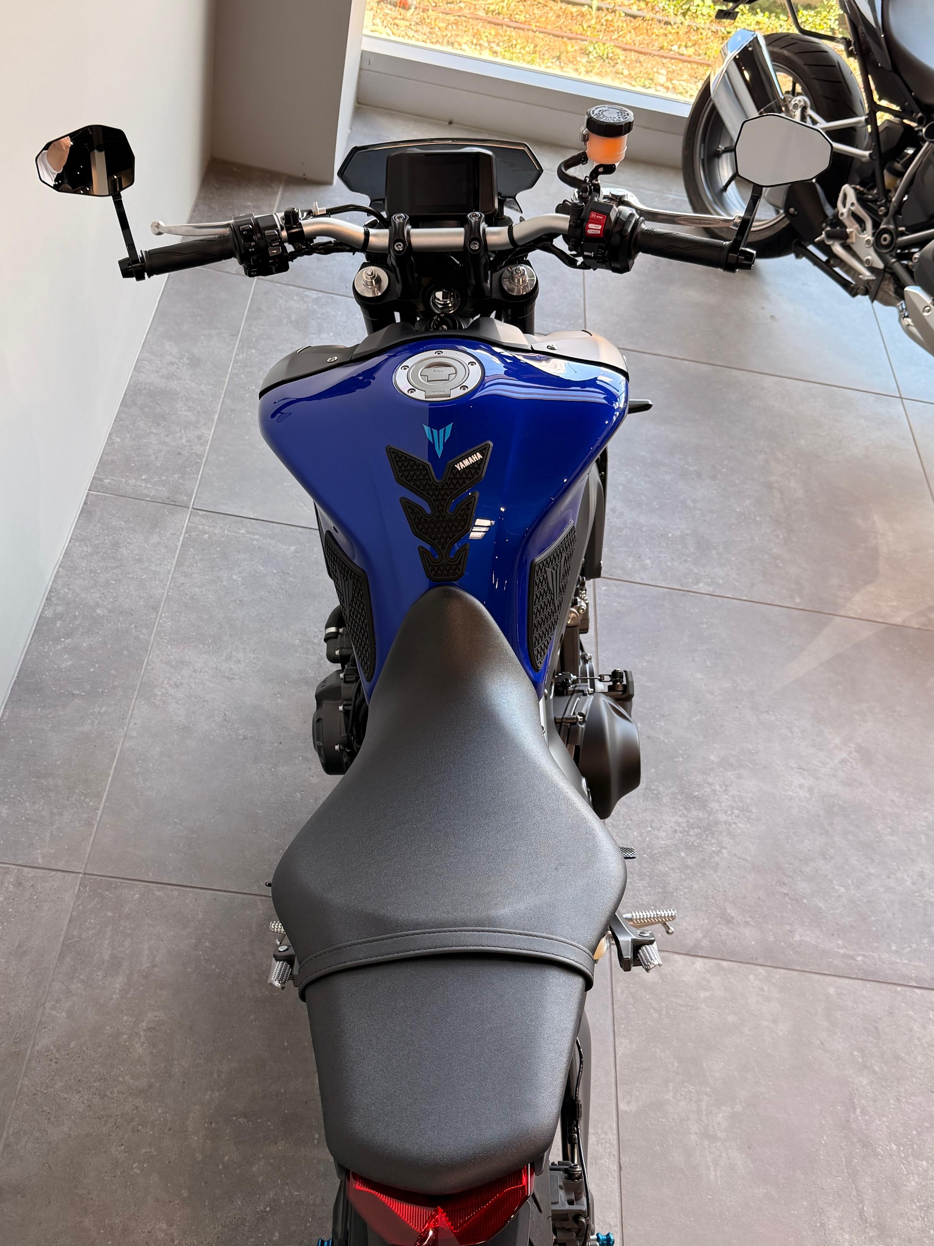 YAMAHA MT-09-showroom-element-2