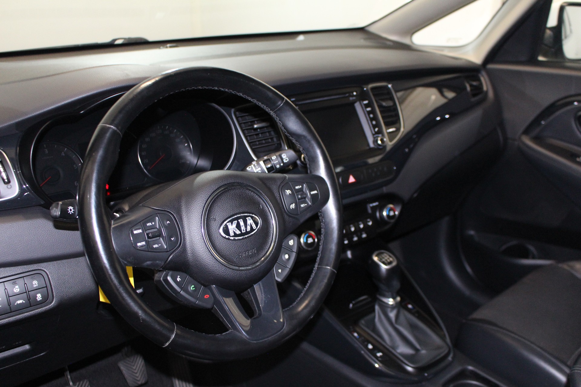 KIA Carens 1.7 CRDi Style-image-12