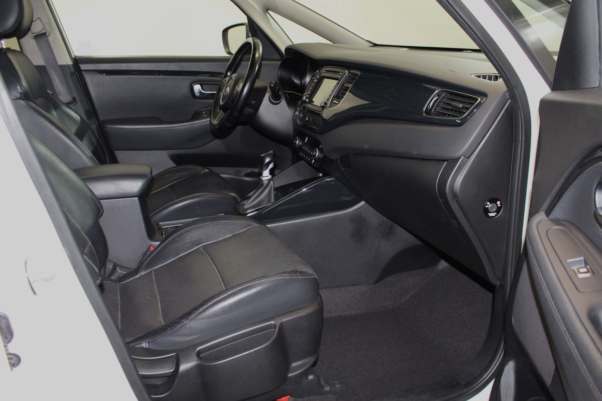 KIA Carens 1.7 CRDi Style-image-11