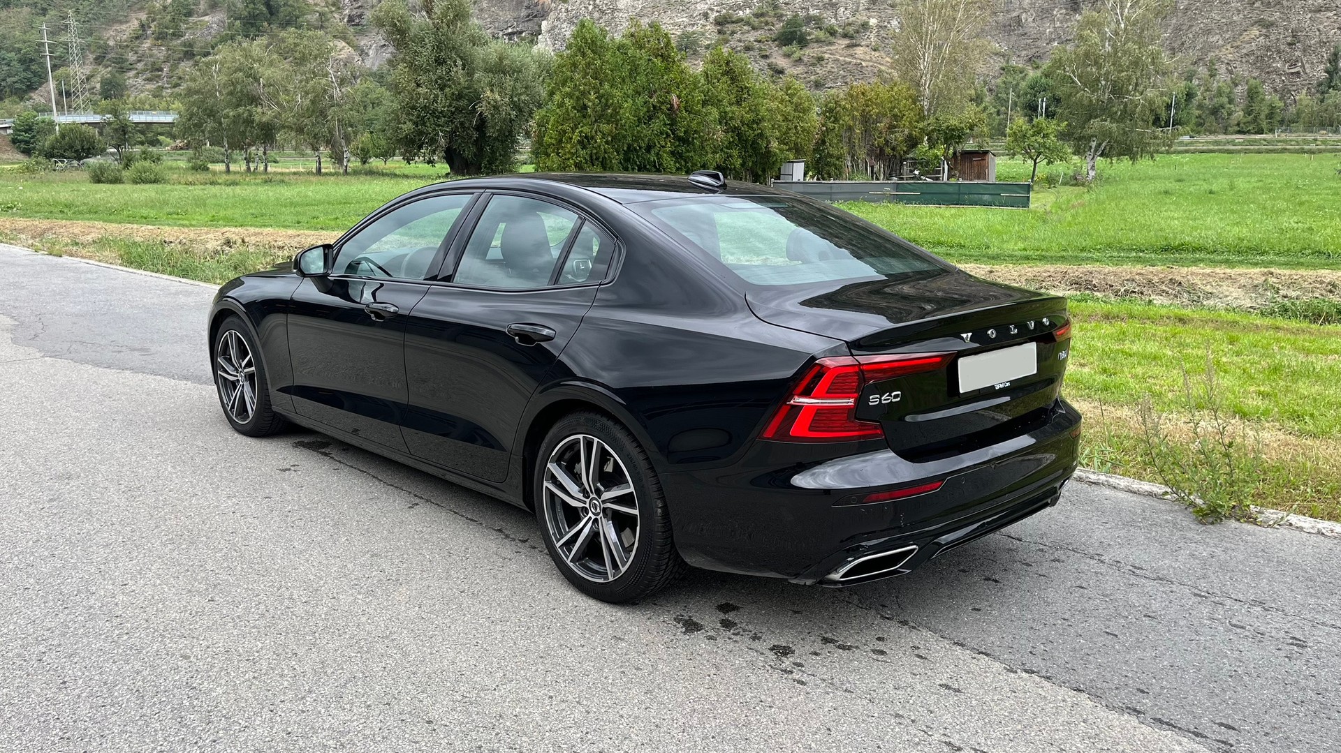 VOLVO S60 B5 AWD Benzin Mild Hybrid Plus Dark Geartronic-image-2