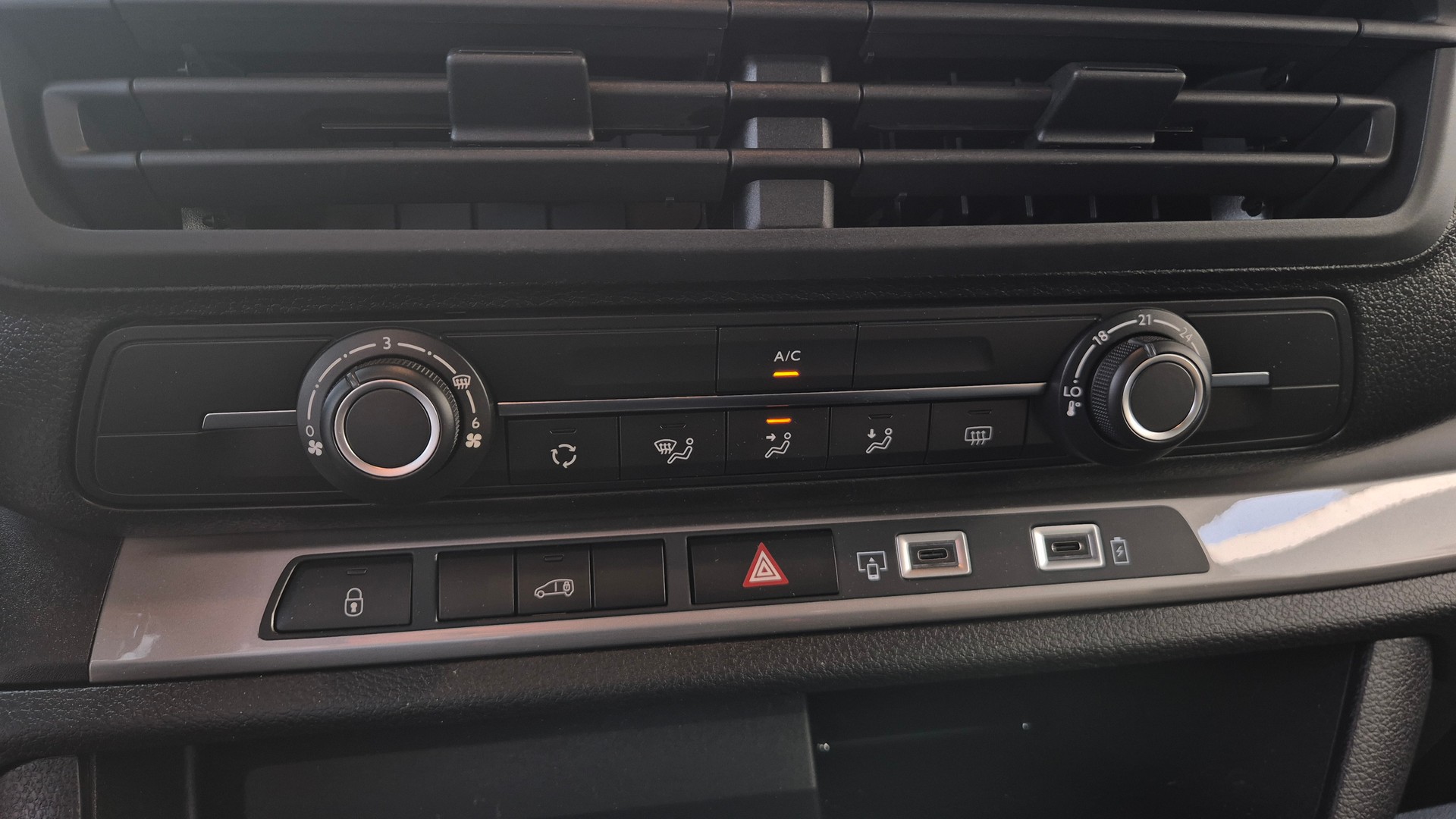 PEUGEOT Expert HDi145 *Vollausstattung* mit Bott Ausbau-image-7