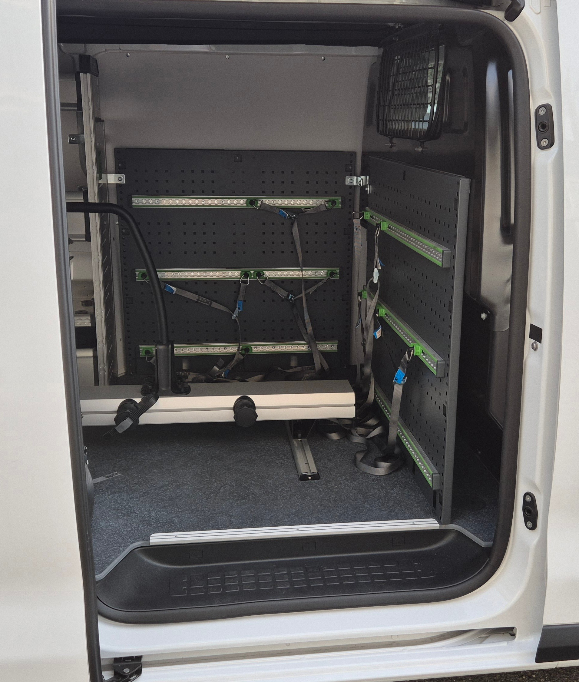 PEUGEOT Expert HDi145 *Vollausstattung* mit Bott Ausbau-image-10