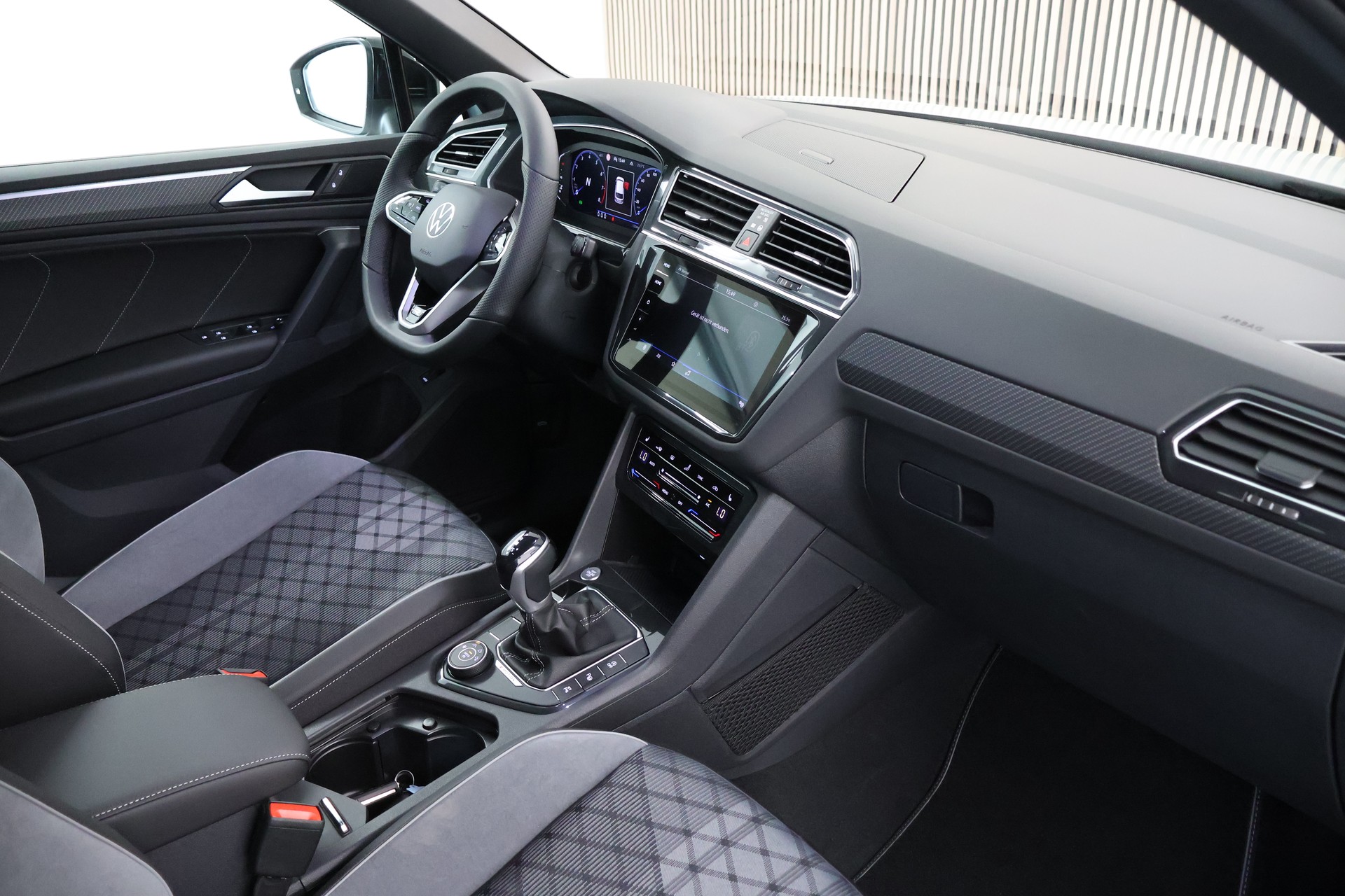 VW Tiguan 2.0TSI R-Line 4Motion DSG-image-12