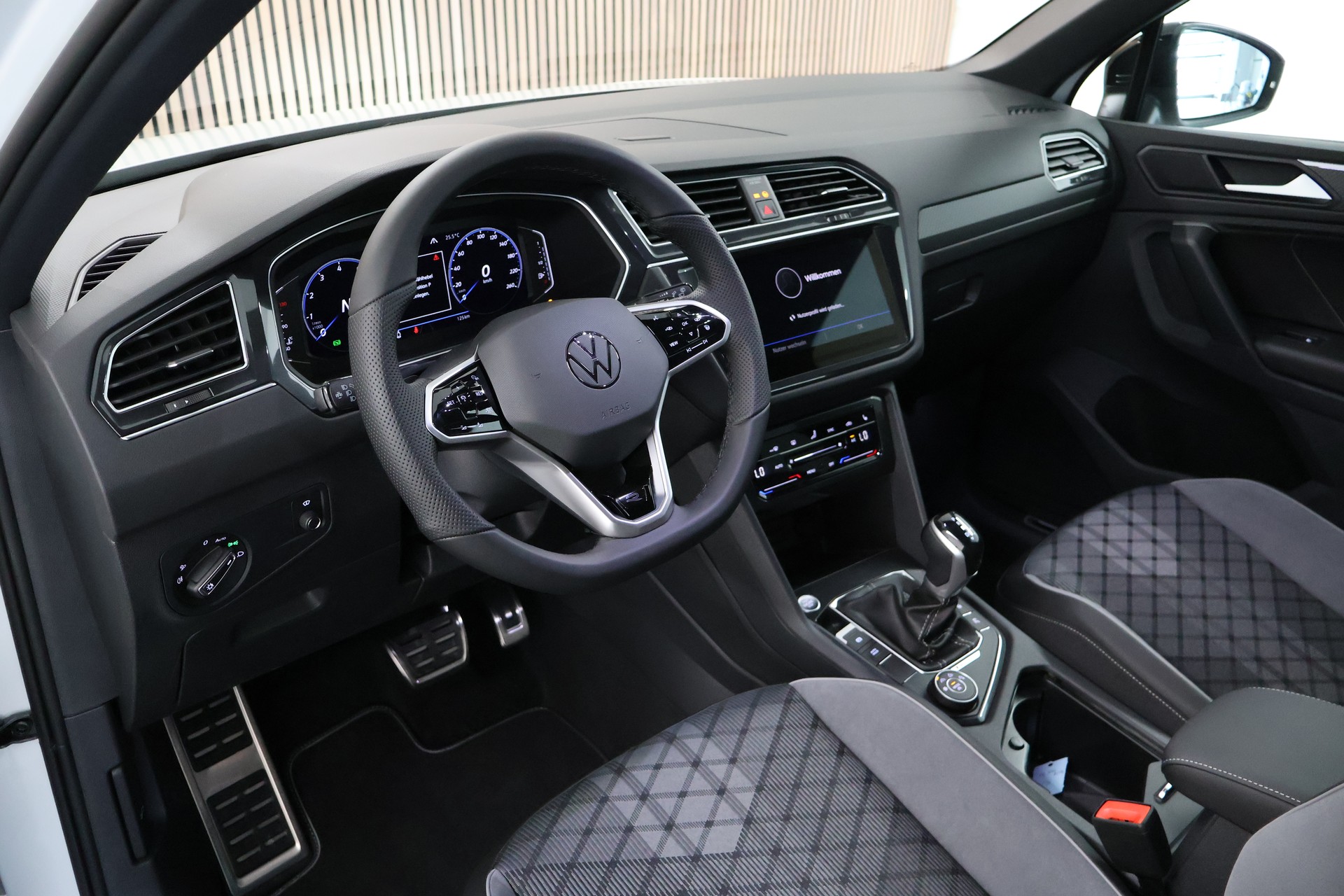 VW Tiguan 2.0TSI R-Line 4Motion DSG-image-9