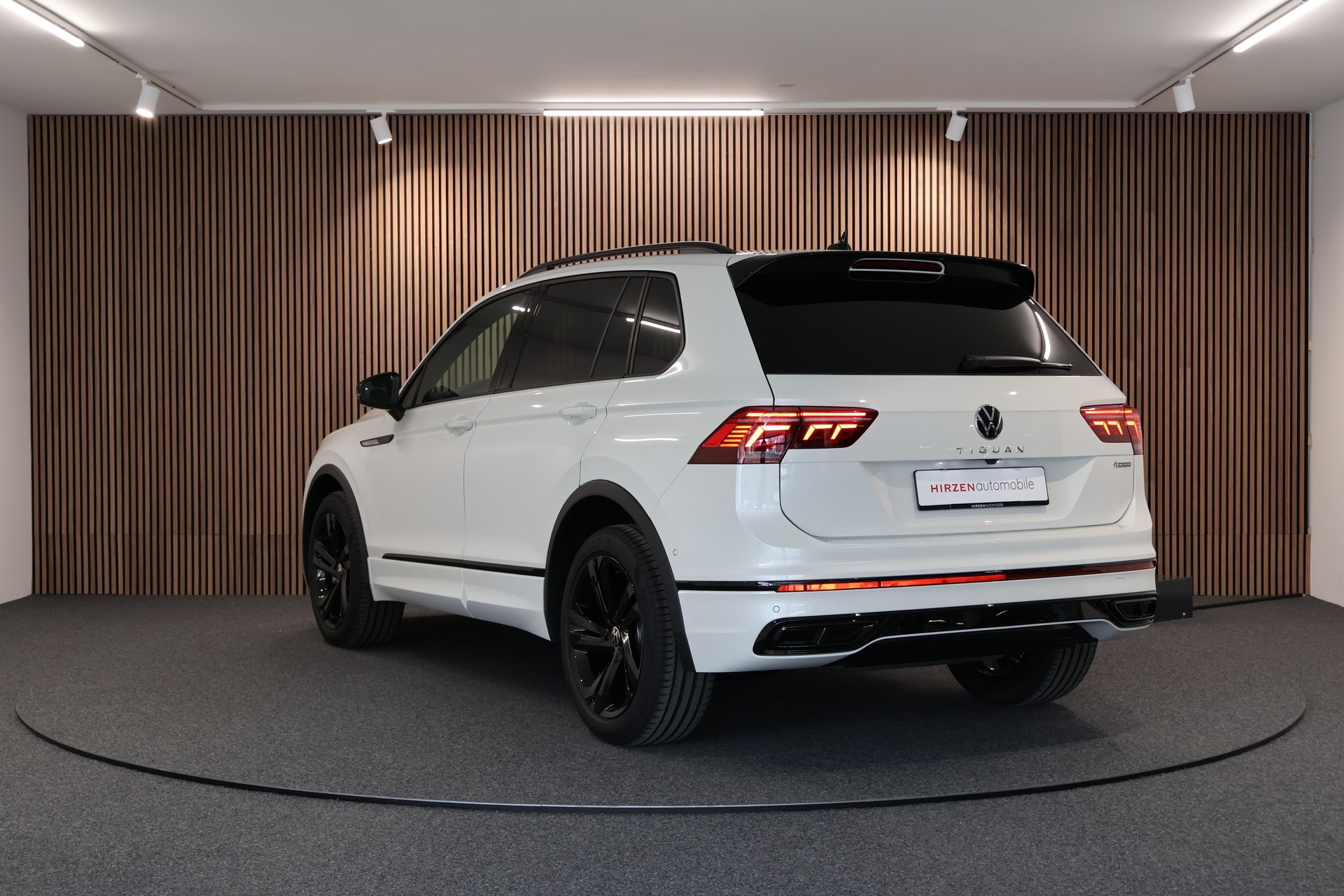 VW Tiguan 2.0TSI R-Line 4Motion DSG-image-2