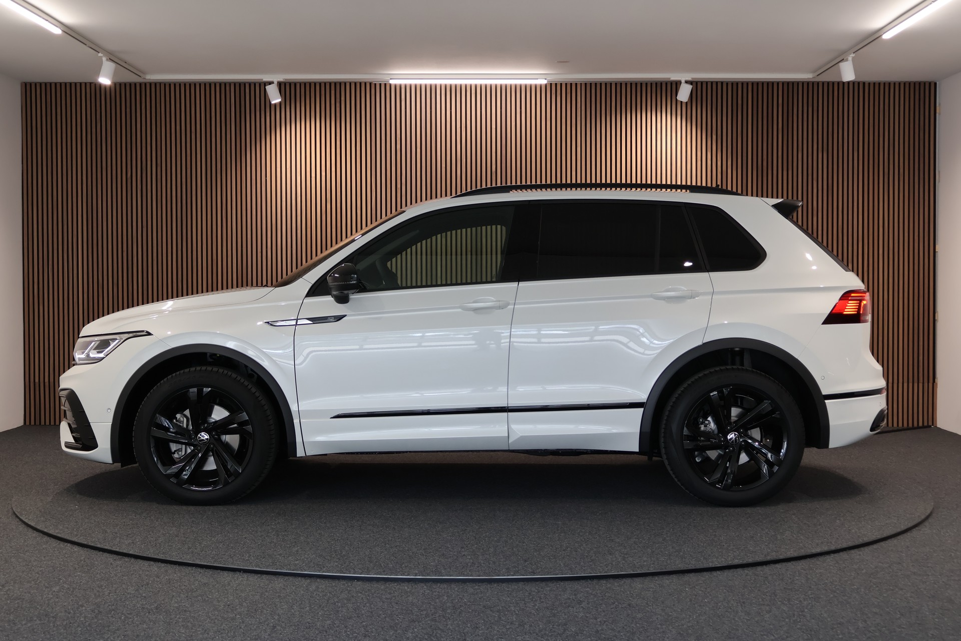 VW Tiguan 2.0TSI R-Line 4Motion DSG-image-1