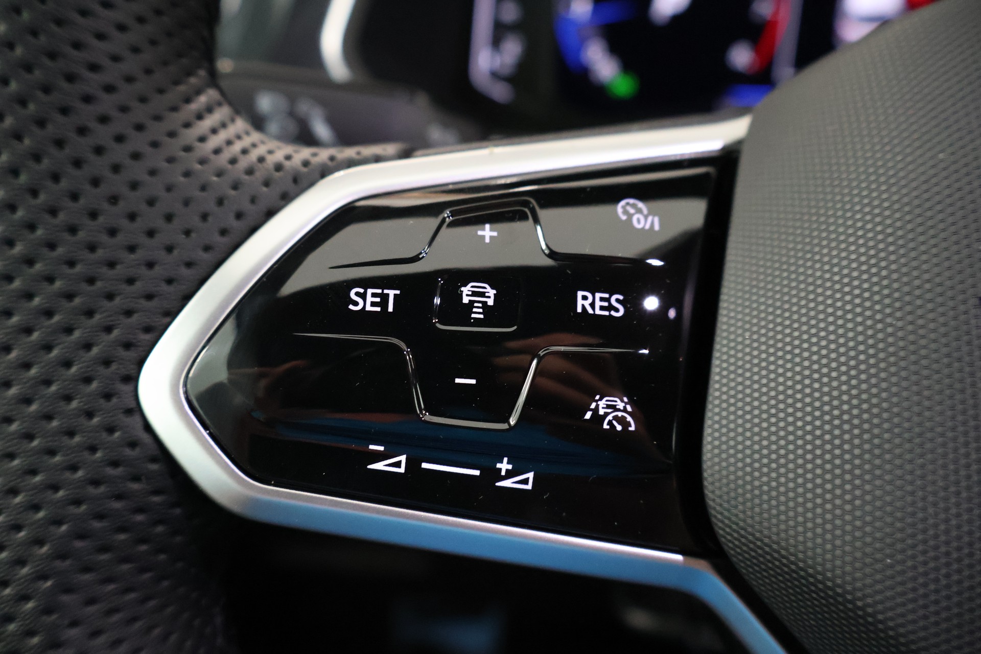 VW Tiguan 2.0TSI R-Line 4Motion DSG-image-24