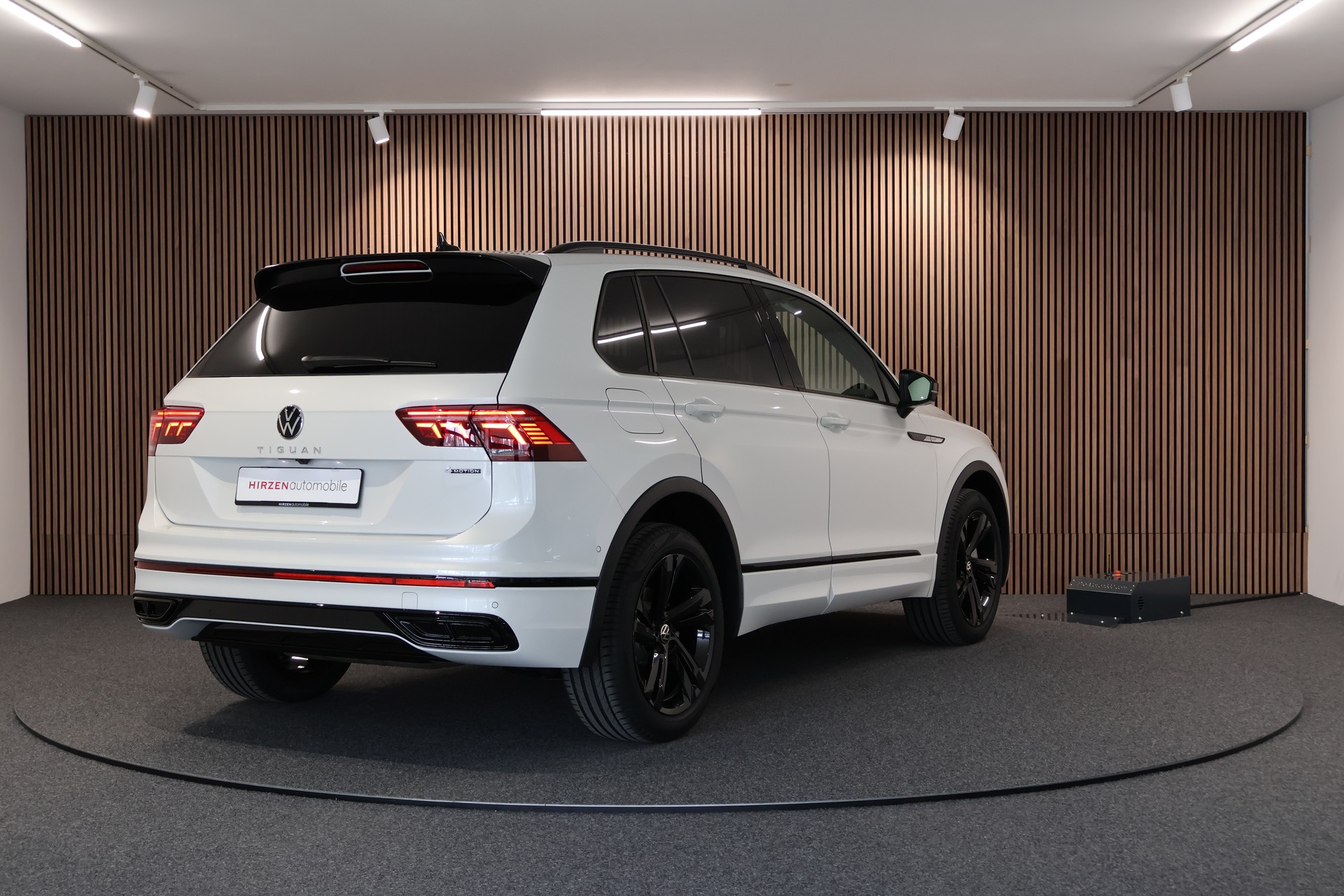 VW Tiguan 2.0TSI R-Line 4Motion DSG-image-4