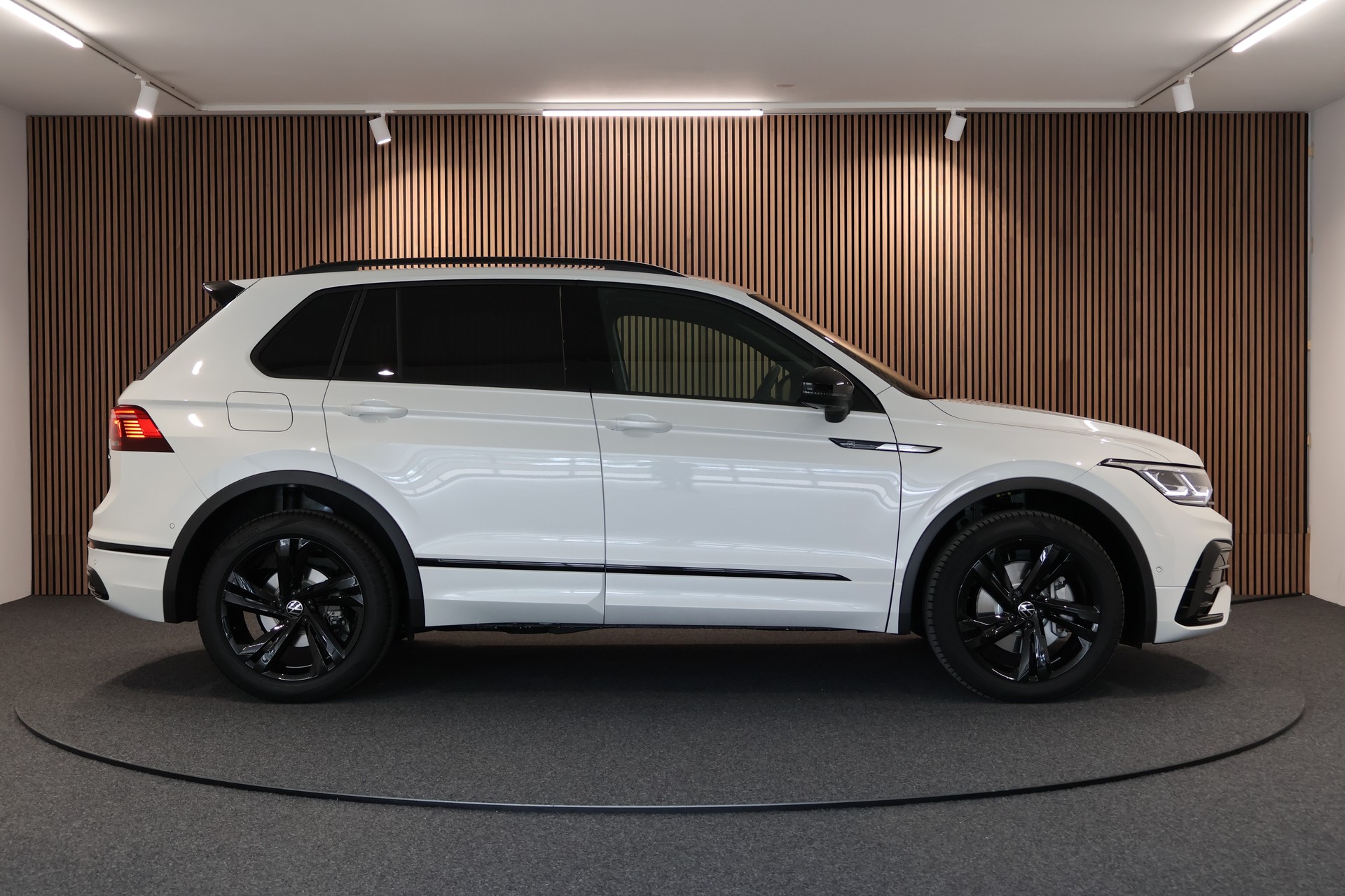 VW Tiguan 2.0TSI R-Line 4Motion DSG-image-5