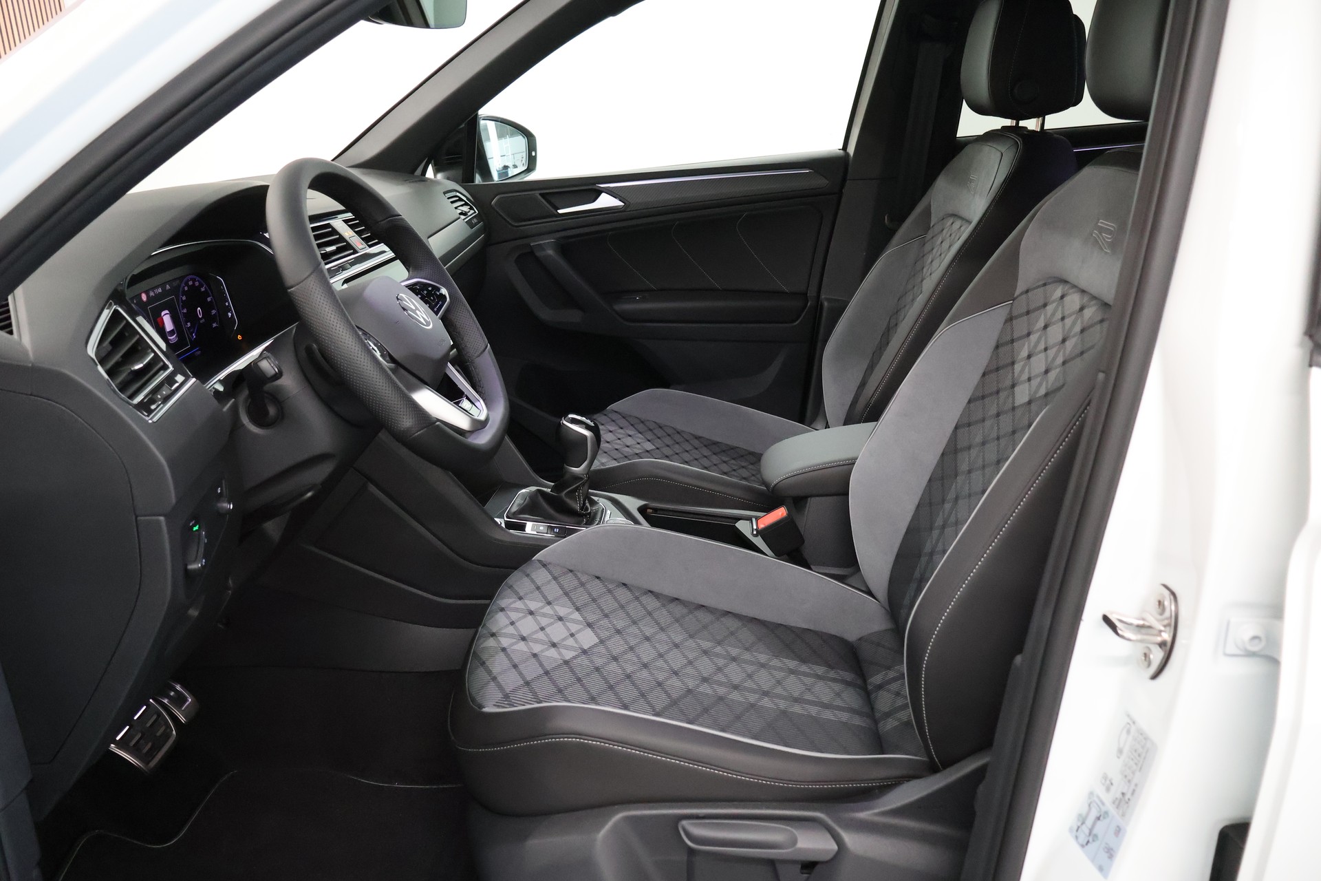 VW Tiguan 2.0TSI R-Line 4Motion DSG-image-8