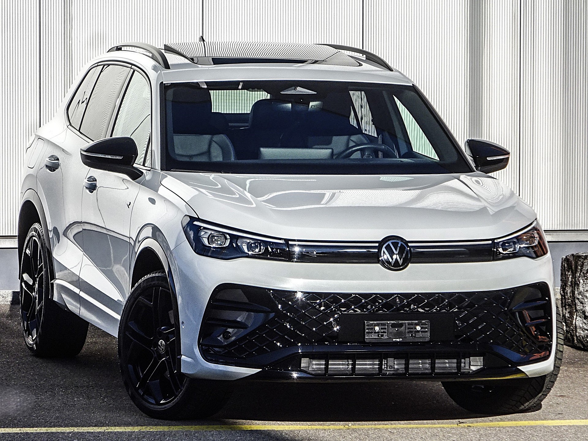 VW Tiguan 2.0 TSI DSG R-Line 4Motion // CH-Fahrzeug // Standheizung // AHK...