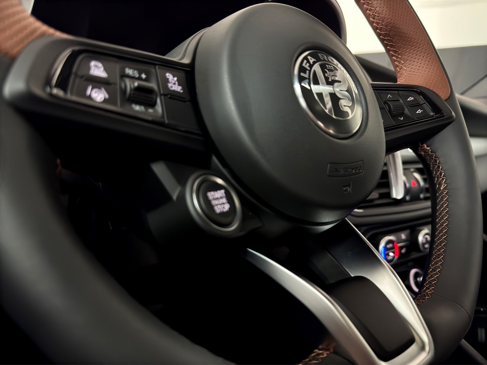 ALFA ROMEO Giulia 2.0 Q4 Intensa Sky "Sonder-Edition mit Panorama-Glasschiebedach"-image-18