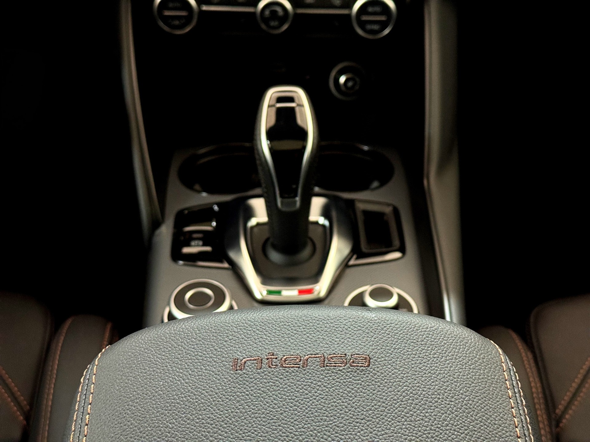ALFA ROMEO Giulia 2.0 Q4 Intensa Sky "Sonder-Edition mit Panorama-Glasschiebedach"-image-19