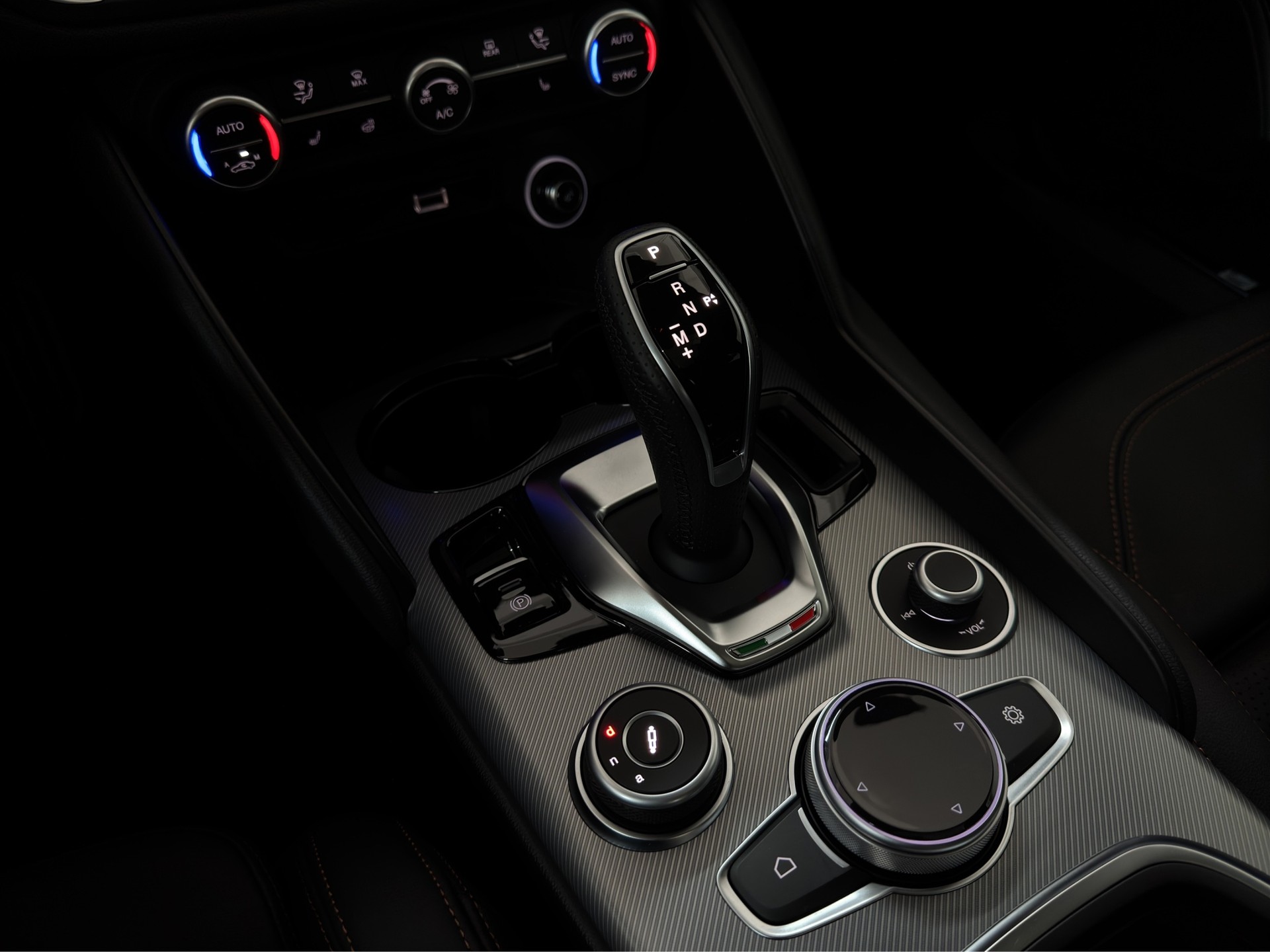 ALFA ROMEO Giulia 2.0 Q4 Intensa Sky "Sonder-Edition mit Panorama-Glasschiebedach"-image-20
